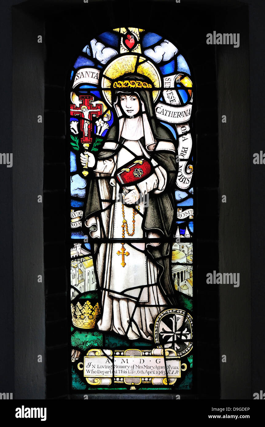 Segale, East Sussex, Inghilterra, Regno Unito. San Antonio di Padova chiesa cattolica. Finestra di vetro colorato. Santa Caterina Foto Stock