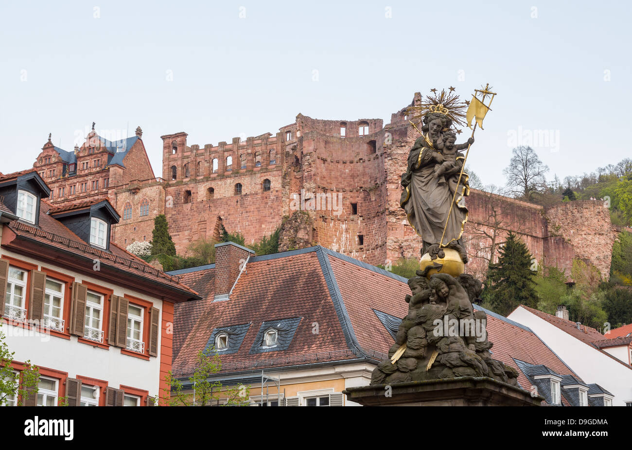 La statua della Madonna di Maria e Gesù in piazza di città vecchia città di Heidelberg Germania con mura del castello di sfondo Foto Stock