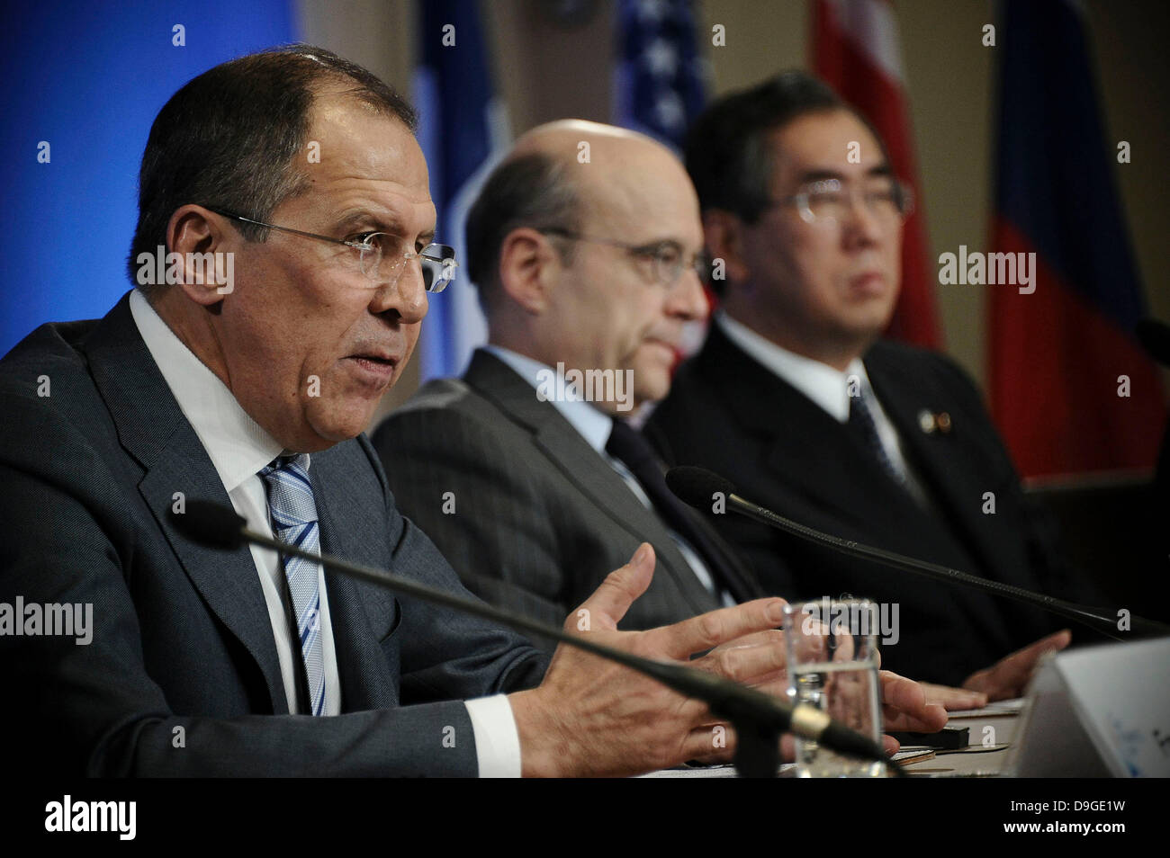 I Ministri degli Esteri G8, russo Sergei Lavrov, il francese Alain Juppe, Giapponese Takeaki Matsumoto durante una conferenza stampa congiunta in Marzo 15, 2011 in Francia gli affari esteri' conference center di Parigi, Francia. I Ministri degli Esteri del G8 ha respinto i piani per una no-fly zone alla fine il bombardamento in Libia, senza fare alcuna menzione di esso in una dichiarazione di chiusura letta dal ministro degli Esteri francese Ala Foto Stock