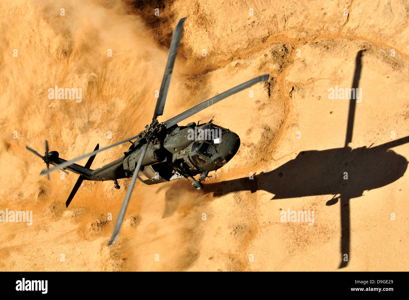 Un UH-60 Black Hawk elicottero proviene in per un atterraggio di polvere. Foto Stock