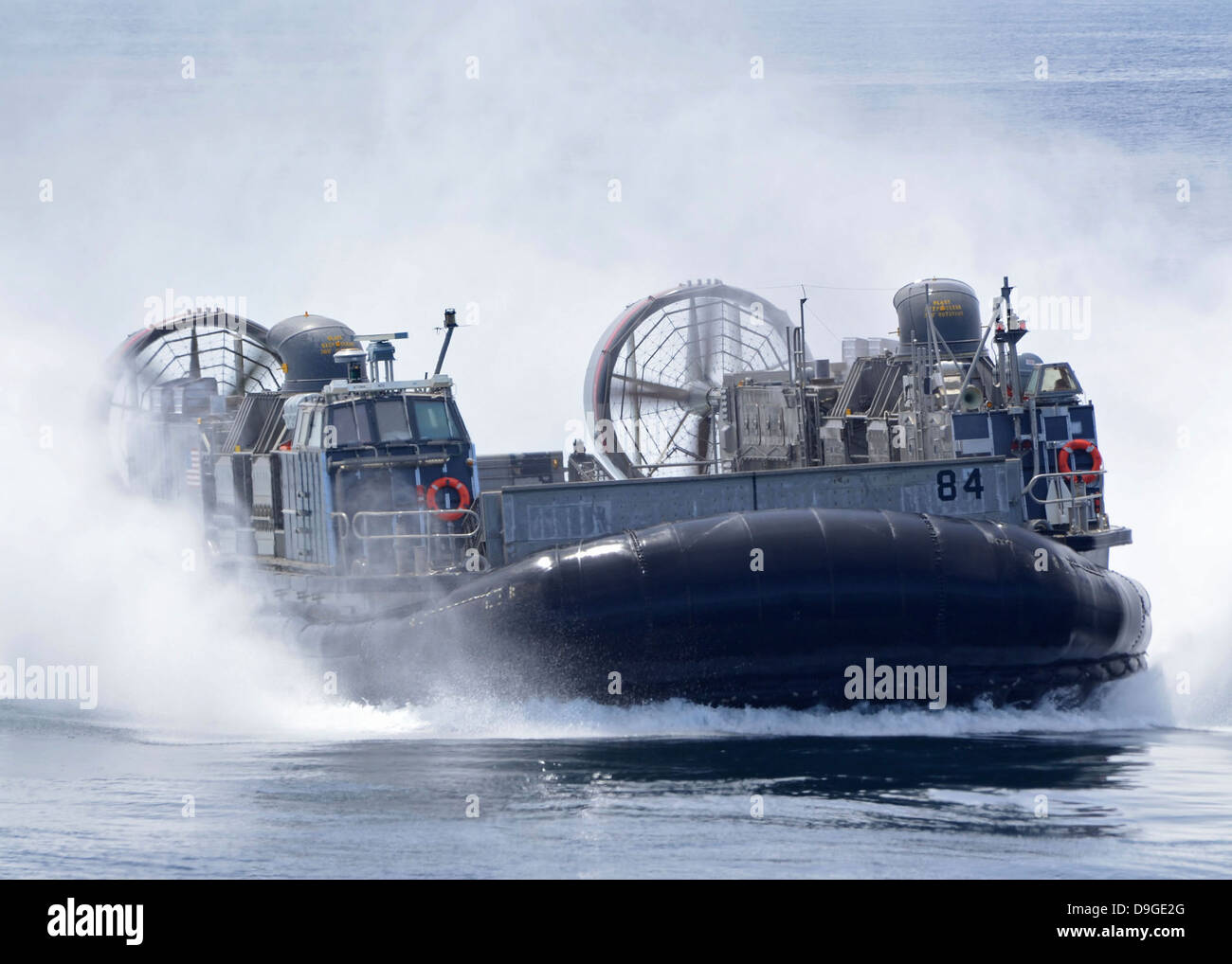 Un U.S. Marine Corps Landing Craft Air Cushion transita ad alta velocità. Foto Stock