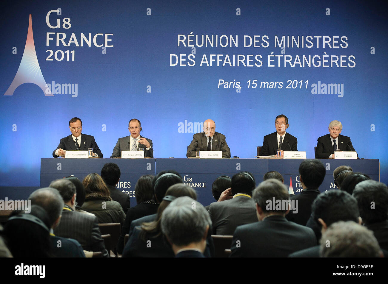 Italiano Franco Frattini, russo Sergei Lavrov, il francese Alain Juppe, Giapponese Takeaki Matsumoto e il canadese Lawrence Cannon prima di una conferenza stampa congiunta in Marzo 15, 2011 in Francia gli affari esteri' conference center di Parigi, Francia. I Ministri degli Esteri del G8 ha respinto i piani per una no-fly zone alla fine il bombardamento in Libia, senza fare alcuna menzione di esso in una dichiarazione di chiusura leggere Foto Stock