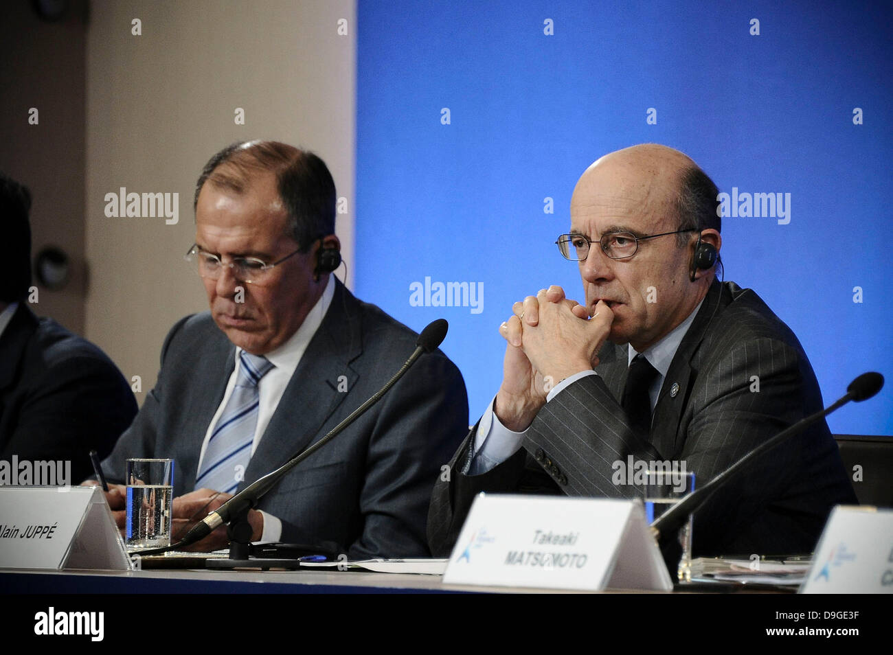 G8 dei Ministri degli esteri russo Sergei Lavrov, il francese Alain Juppe durante una conferenza stampa congiunta in Marzo 15, 2011 in Francia gli affari esteri' conference center di Parigi, Francia. I Ministri degli Esteri del G8 ha respinto i piani per una no-fly zone alla fine il bombardamento in Libia, senza fare alcuna menzione di esso in una dichiarazione di chiusura letta dal ministro degli Esteri francese Alain Juppe. Parigi, Francia - 15 Foto Stock