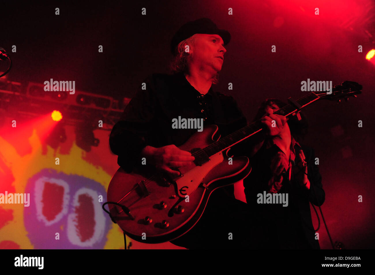 Andrew Innes, di Primal Scream eseguendo la loro Screamadelica Live tour all'Arena O2. Birmingham, Inghilterra - 15.03.11 Foto Stock