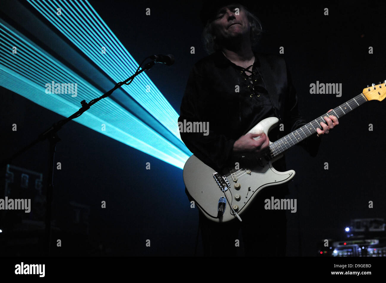 Andrew Innes, di Primal Scream eseguendo la loro Screamadelica Live tour all'Arena O2. Birmingham, Inghilterra - 15.03.11 Foto Stock