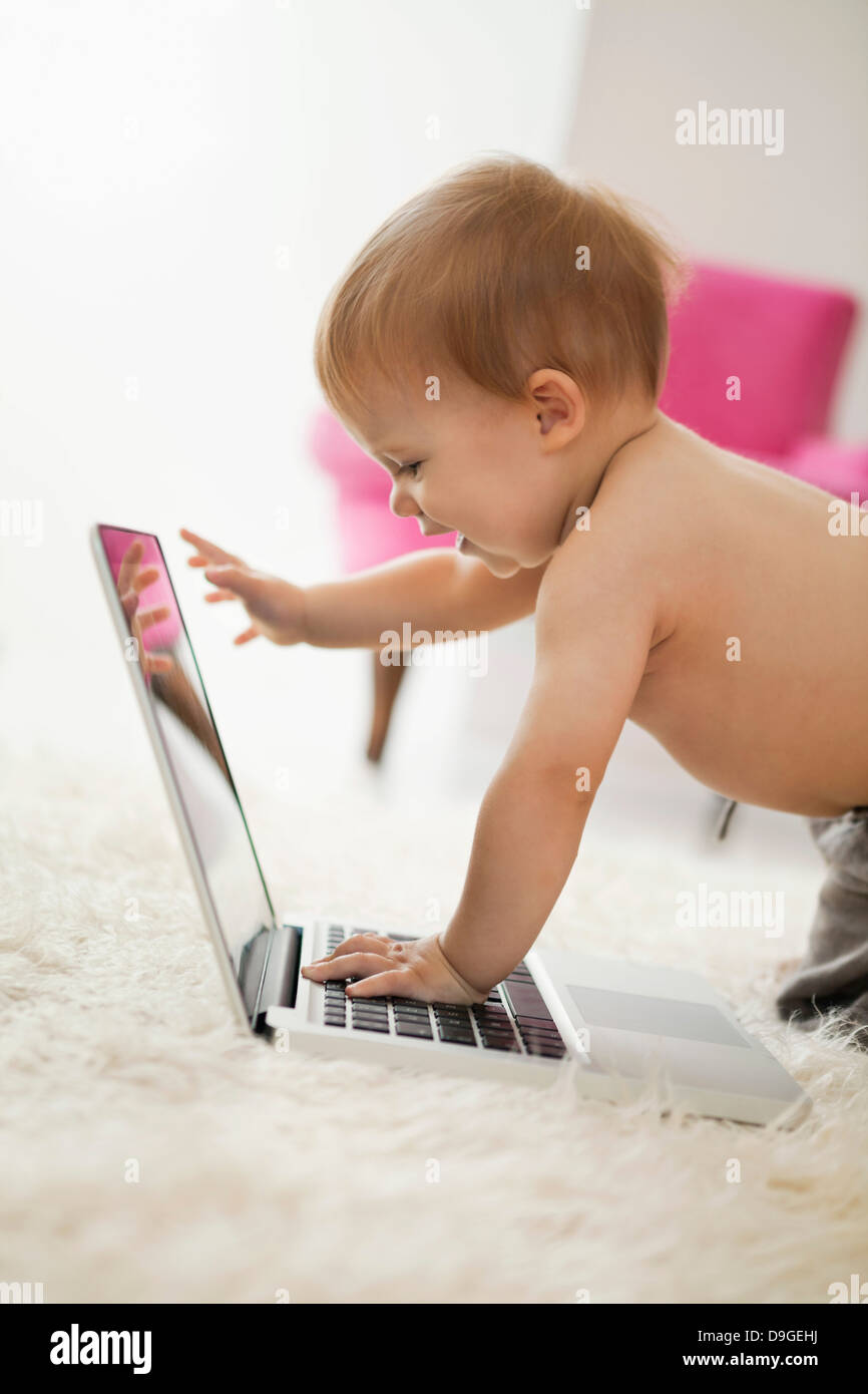 Bambino gioca con un laptop Foto Stock