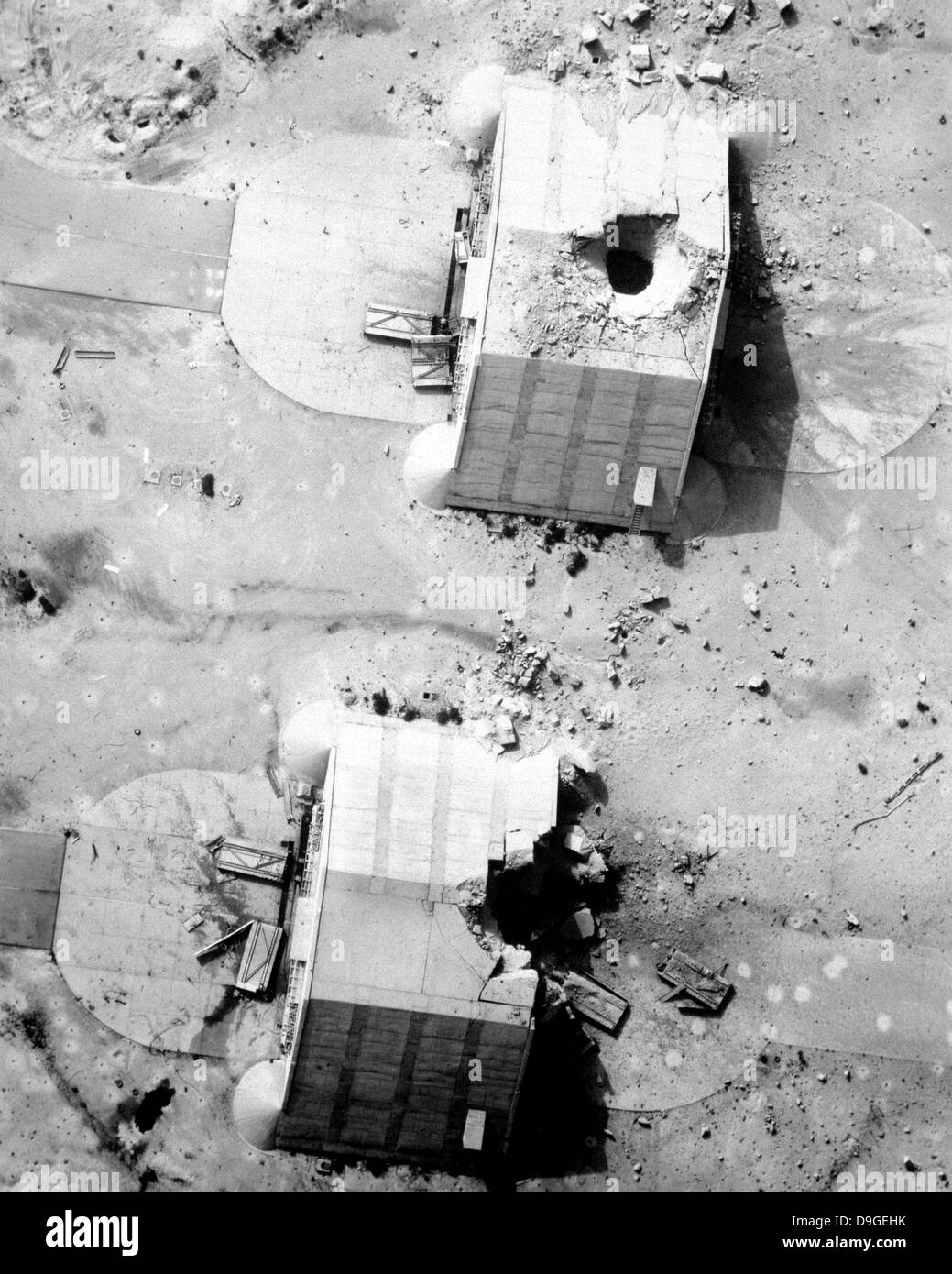 Una coalizione di bombardamento di hangar per aerei durante l'operazione tempesta del deserto. Foto Stock