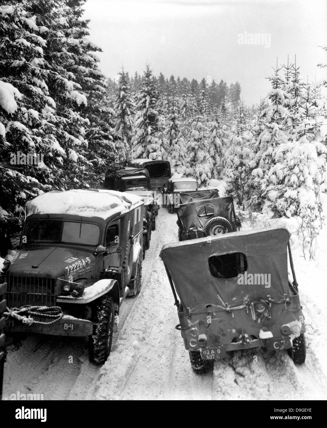 Gennaio 30, 1945 - neve profonda banche su una stretta strada fermare il traffico militare nei boschi di Wallerode, Belgio. Foto Stock