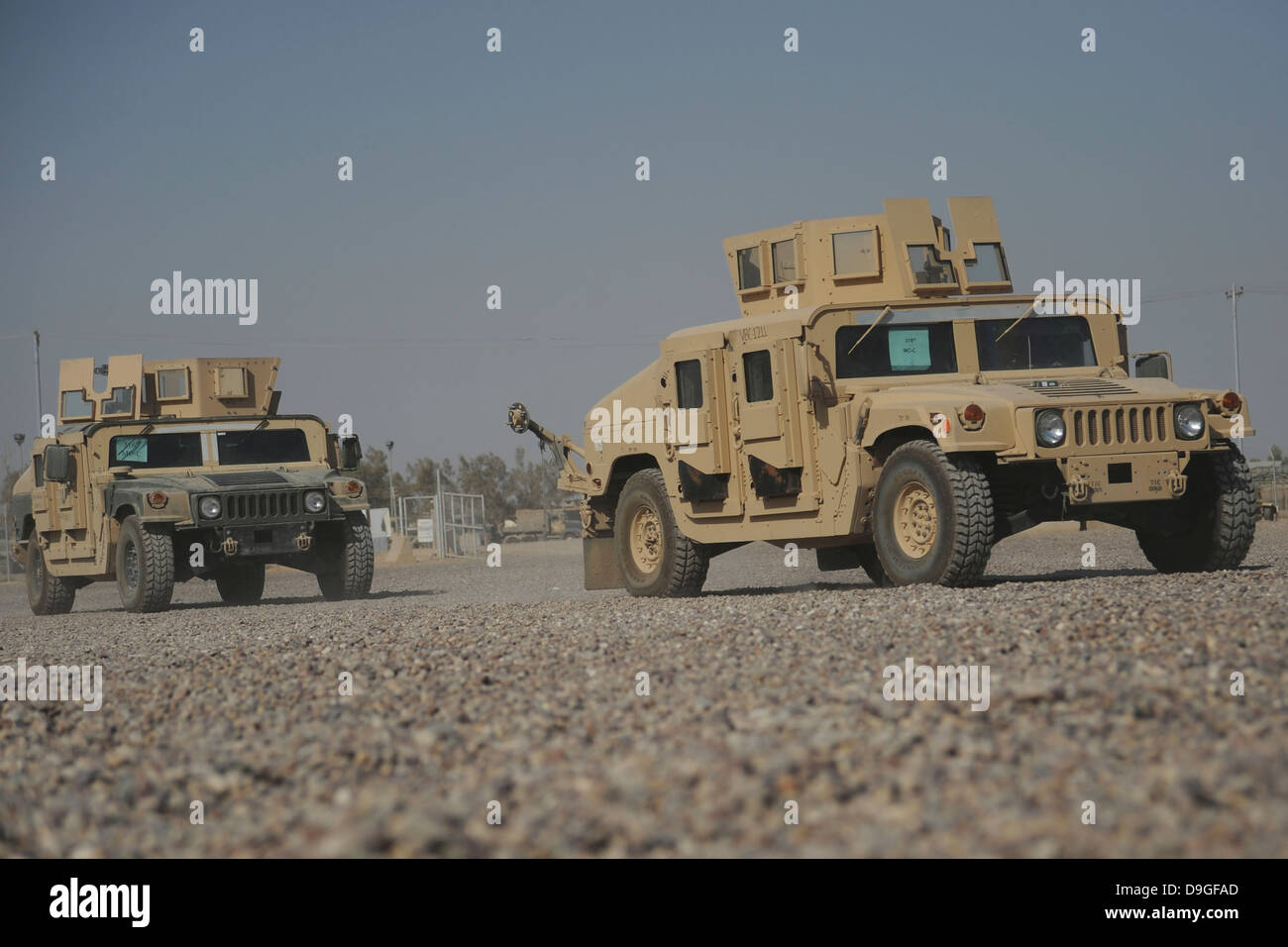 Due M1114 veicoli Humvee a Camp Taji, Iraq. Foto Stock