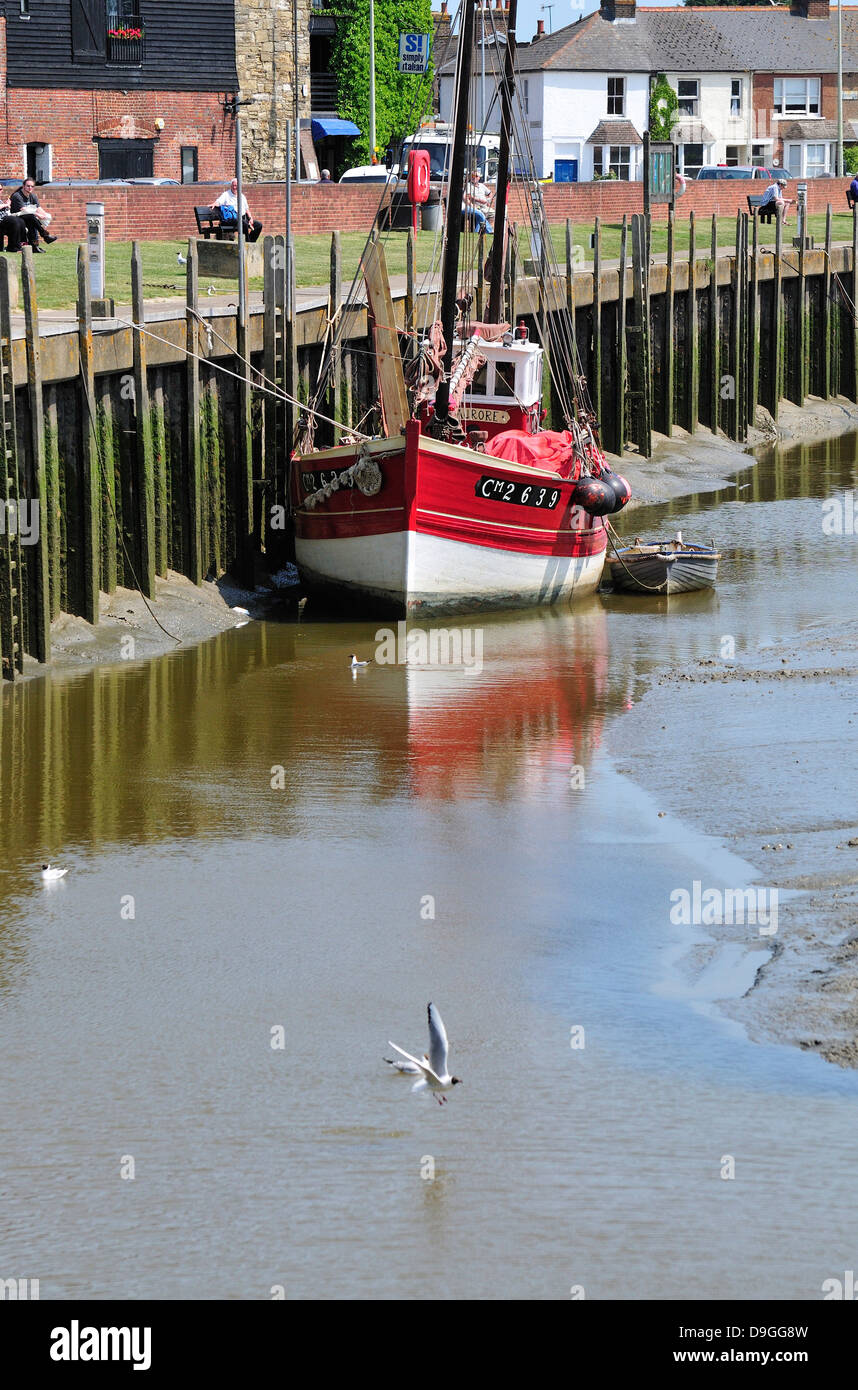 Segale, East Sussex, Inghilterra, Regno Unito. Barca in porto a bassa marea Foto Stock