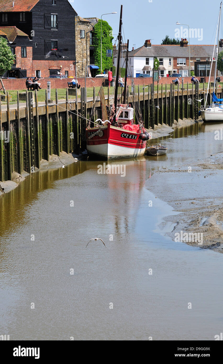 Segale, East Sussex, Inghilterra, Regno Unito. Barca in porto a bassa marea Foto Stock