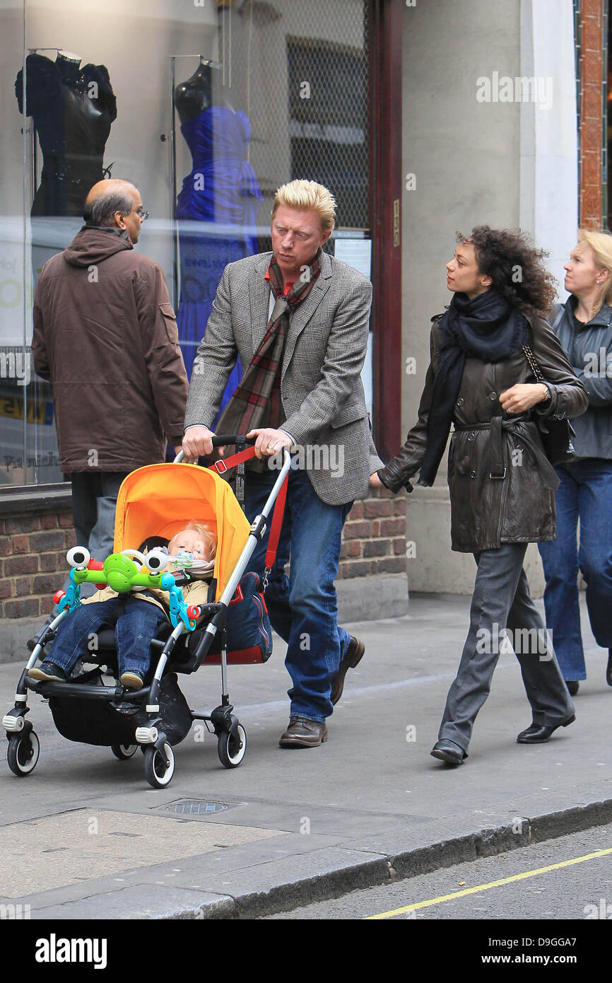 Boris Becker, la moglie Sharlely Kerssenberg aka Lilly Kerssenberg e il loro figlio Amadeus vai a fare una passeggiata in centro a Londra Londra, Inghilterra - 16.03.11 Foto Stock