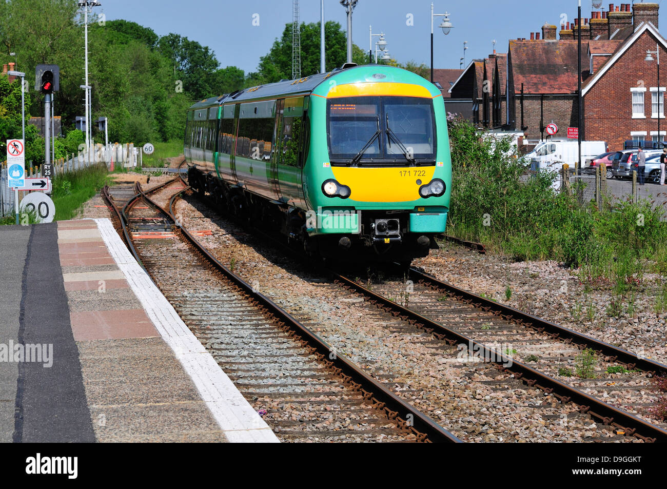 Segale, East Sussex, Inghilterra, Regno Unito. "Southern' in treno stazione di inserimento (171 classe DMU Turbostar - Diesel Multiple Unit) Foto Stock