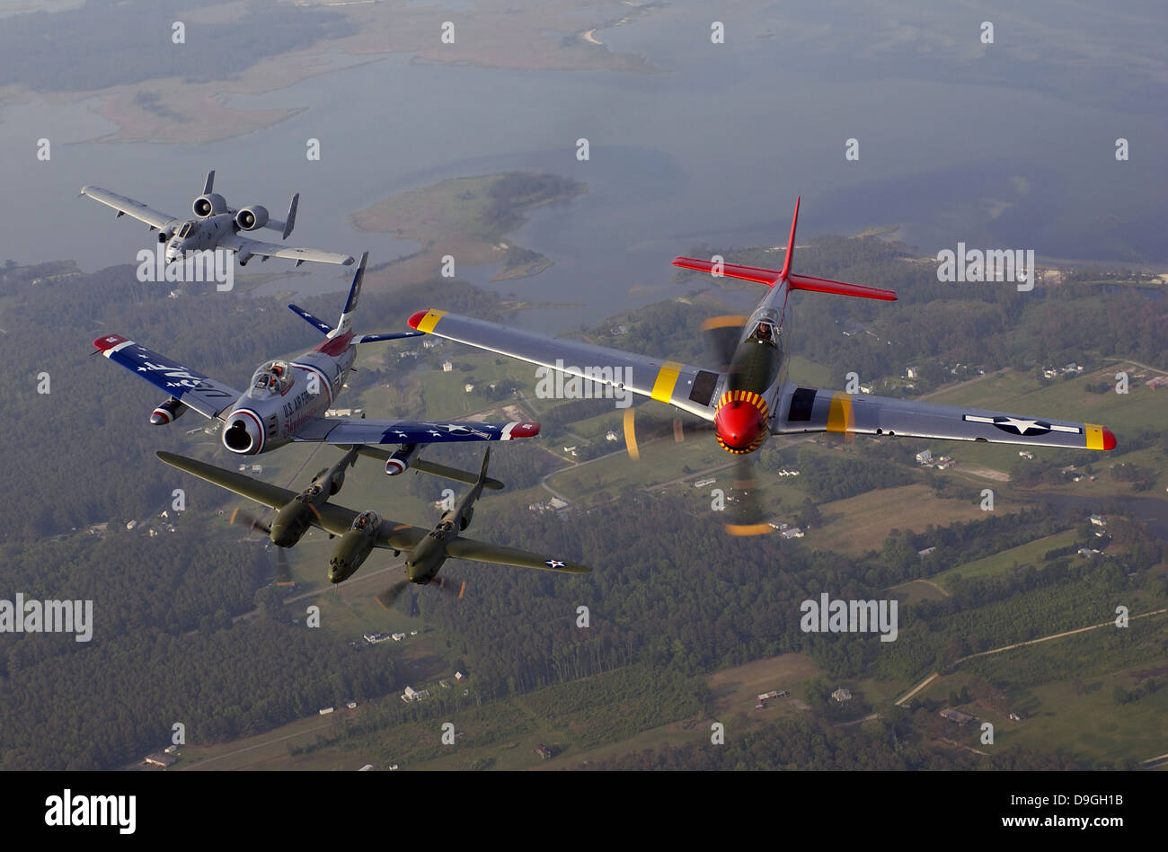 Un A-10 Thunderbolt, F-86 Sabre, P-38 fulmini e P Mustang in volo. Foto Stock