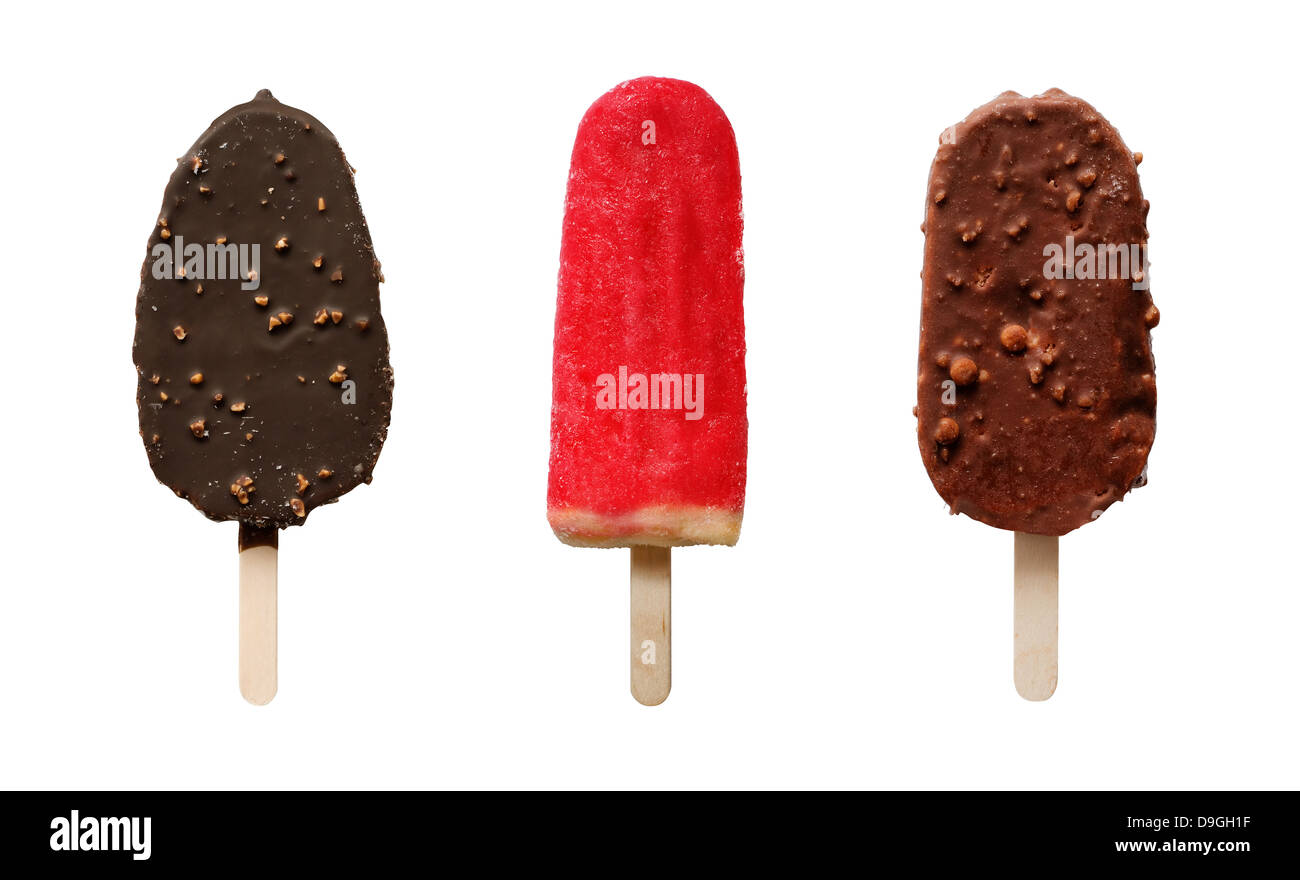 Set di cioccolato diverso e frutta gelato dessert sul bastone di legno, isolato su bianco Foto Stock