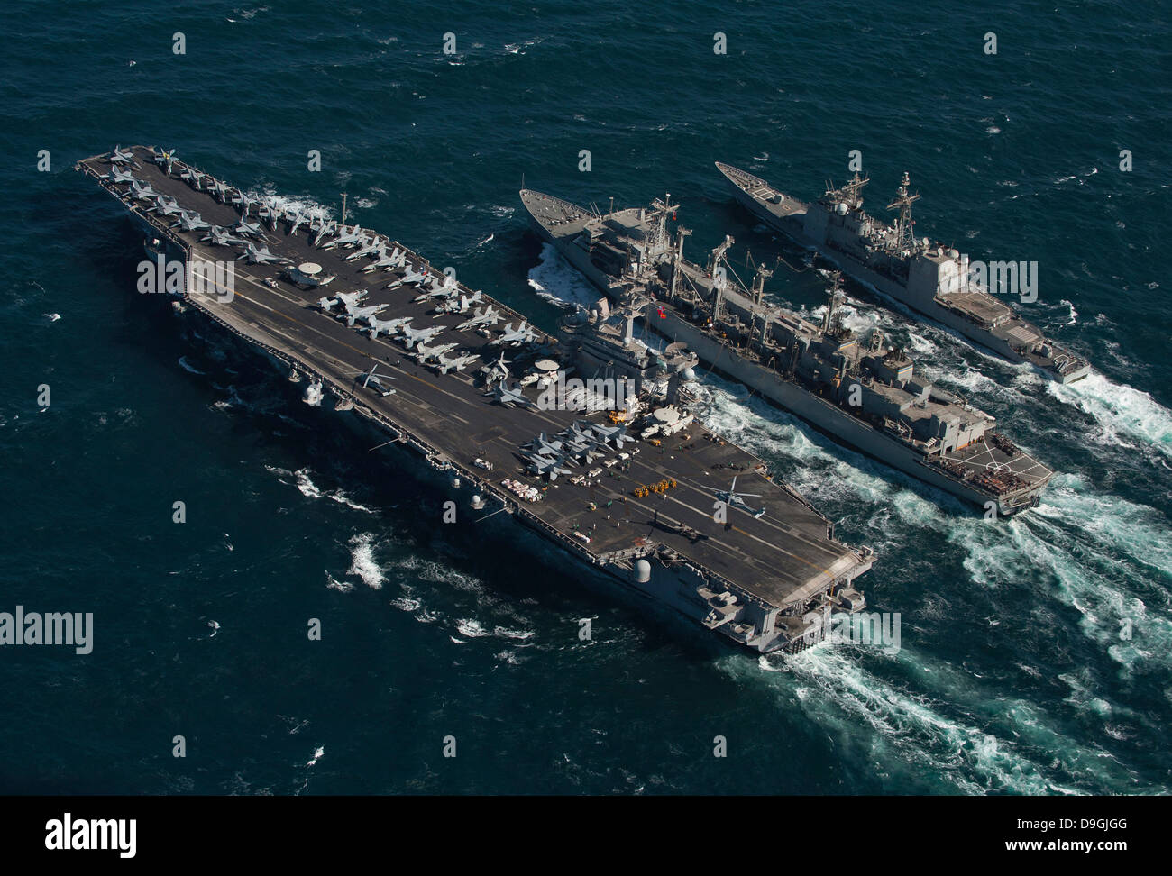 In corso il rifornimento in mare con gli Stati Uniti Navi della Marina militare nel Golfo Arabico. Foto Stock