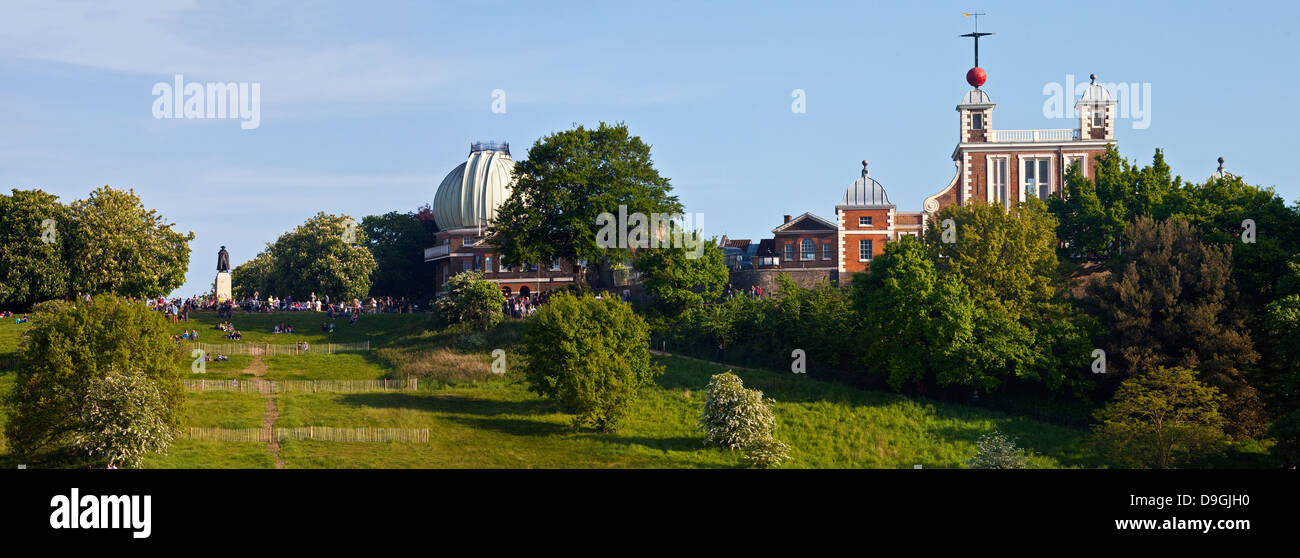Una vista panoramica del Royal Observatory e il generale Wolfe statua in Greenwich, Londra. Foto Stock