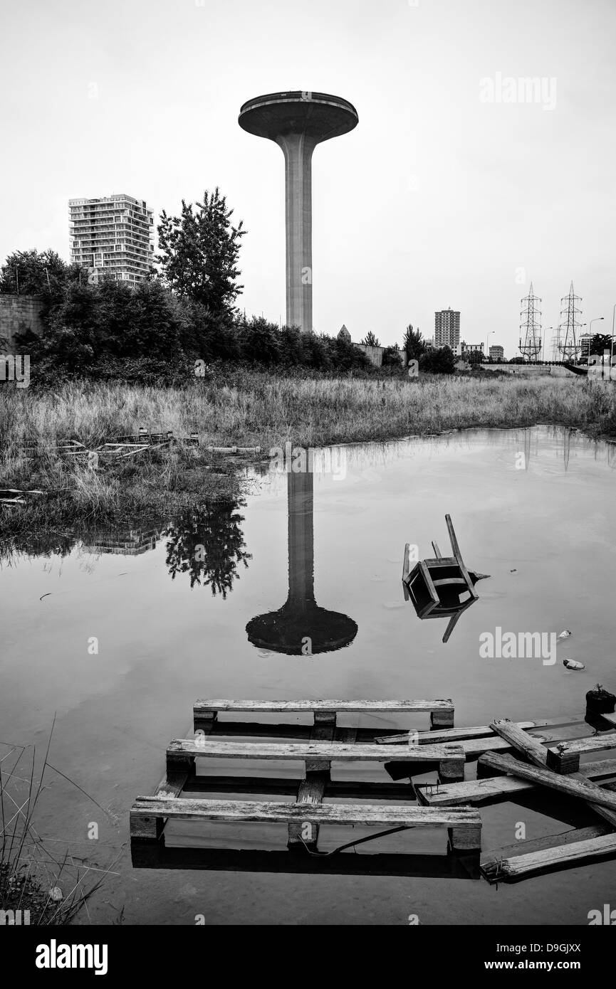 Milano, Italia. Rifiuti oggetto di dumping nei sobborghi Foto Stock