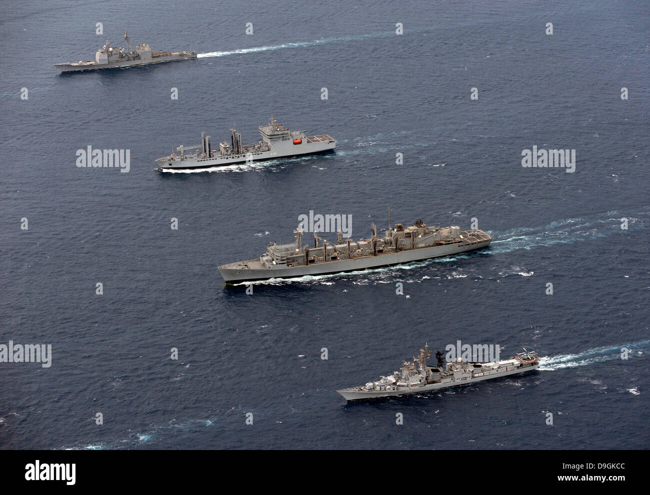 La USS Bunker Hill, INS Shakti, USNS Bridge e INS Ranvir il transito in formazione. Foto Stock