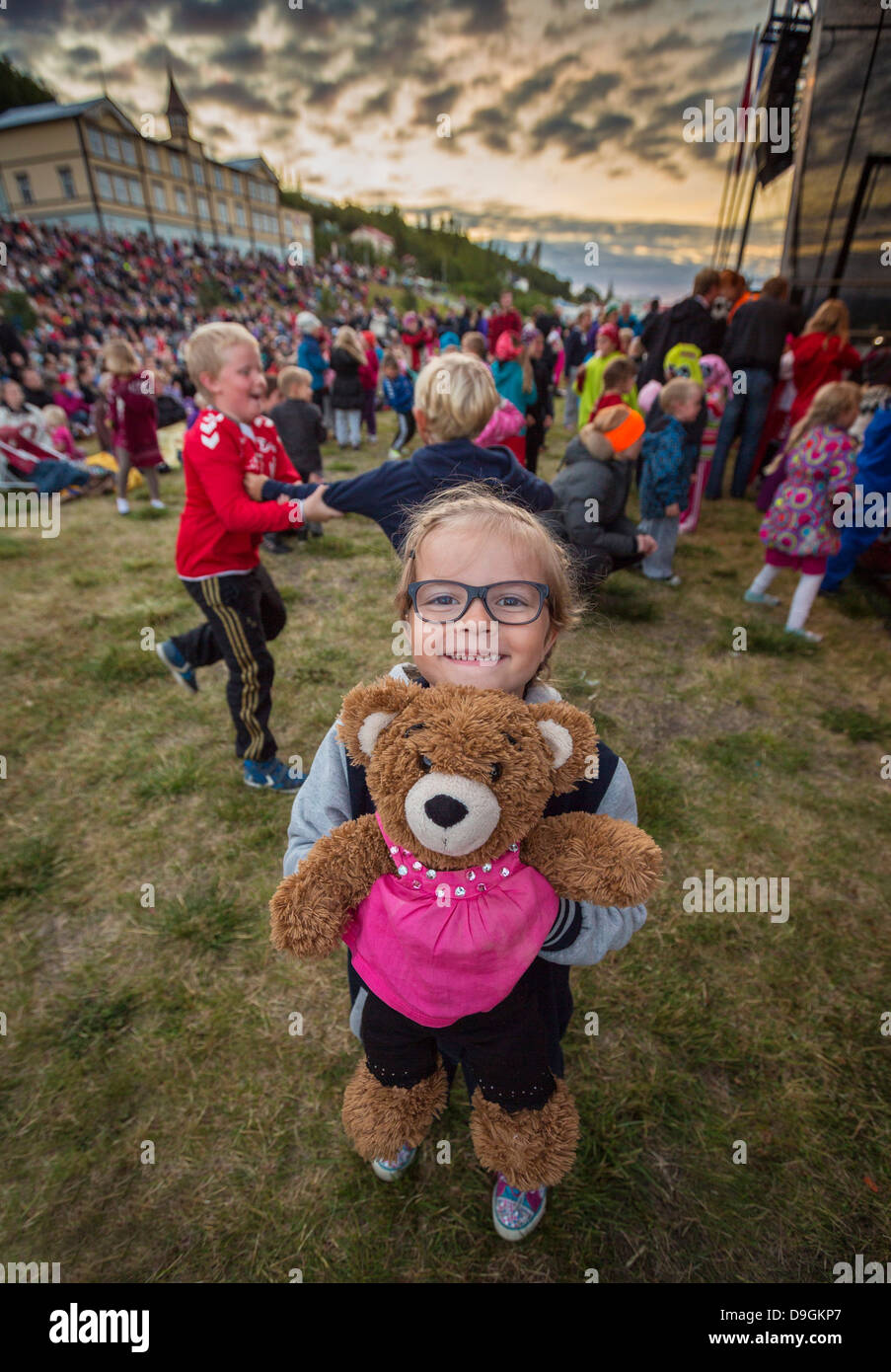 Ragazza giovane con il suo orsacchiotto di peluche al festival all'aperto, Akureyri, Islanda Foto Stock