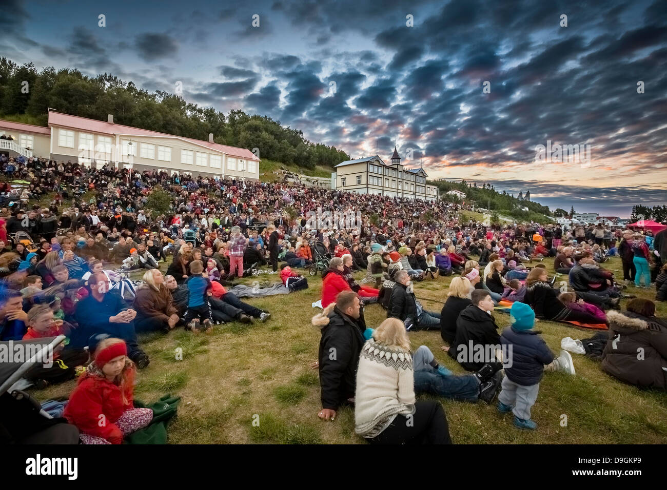 La folla godendo di un dehor estivo festival, Akureyri, Islanda Foto Stock