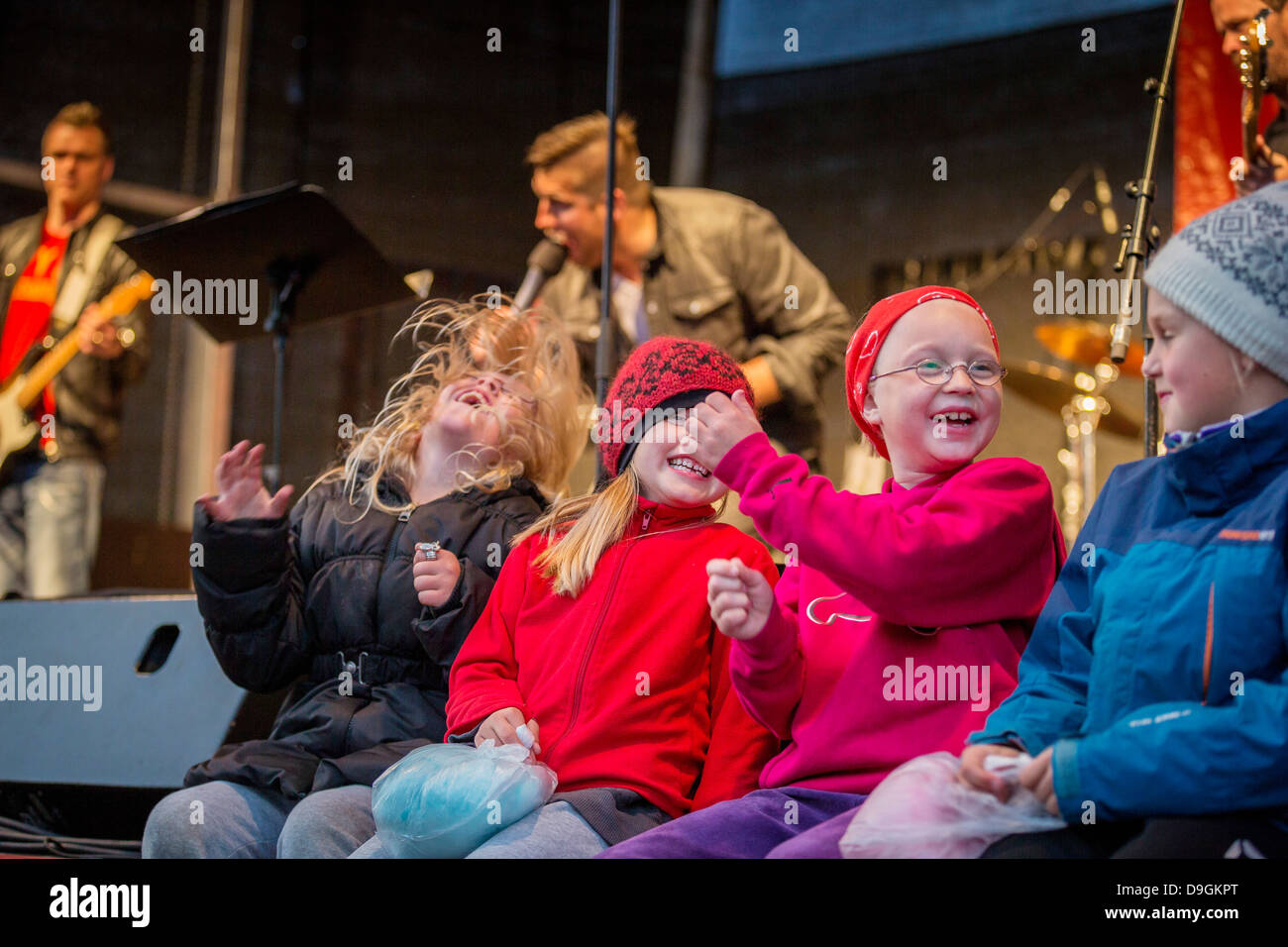 Le giovani ragazze godendo di un concerto all'aperto durante un festival estivo in Akureyri, Islanda Foto Stock
