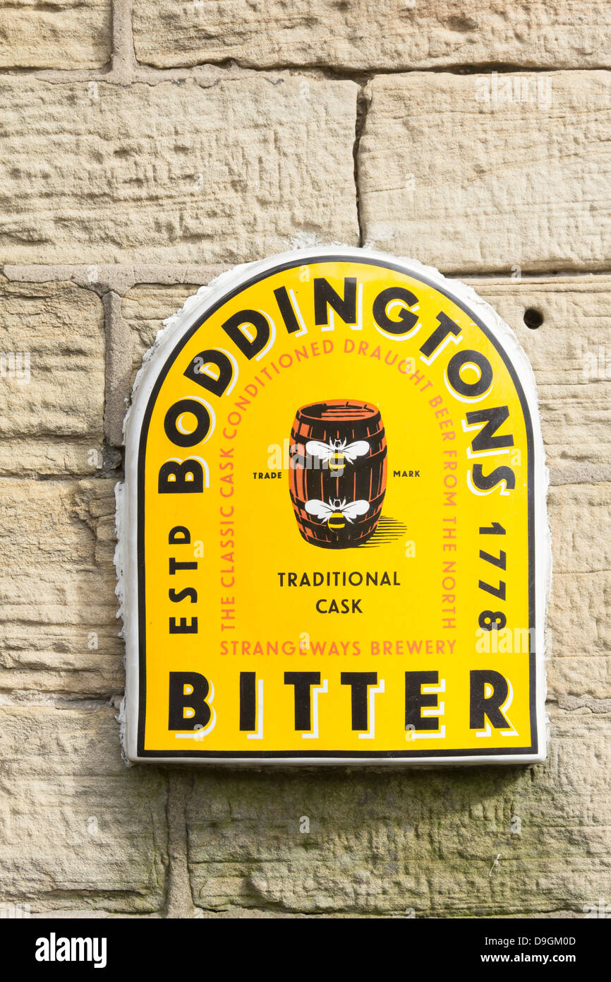 Boddingtons segno amaro sulla parte esterna della parete in pietra di una casa pubblica in Inghilterra settentrionale Foto Stock