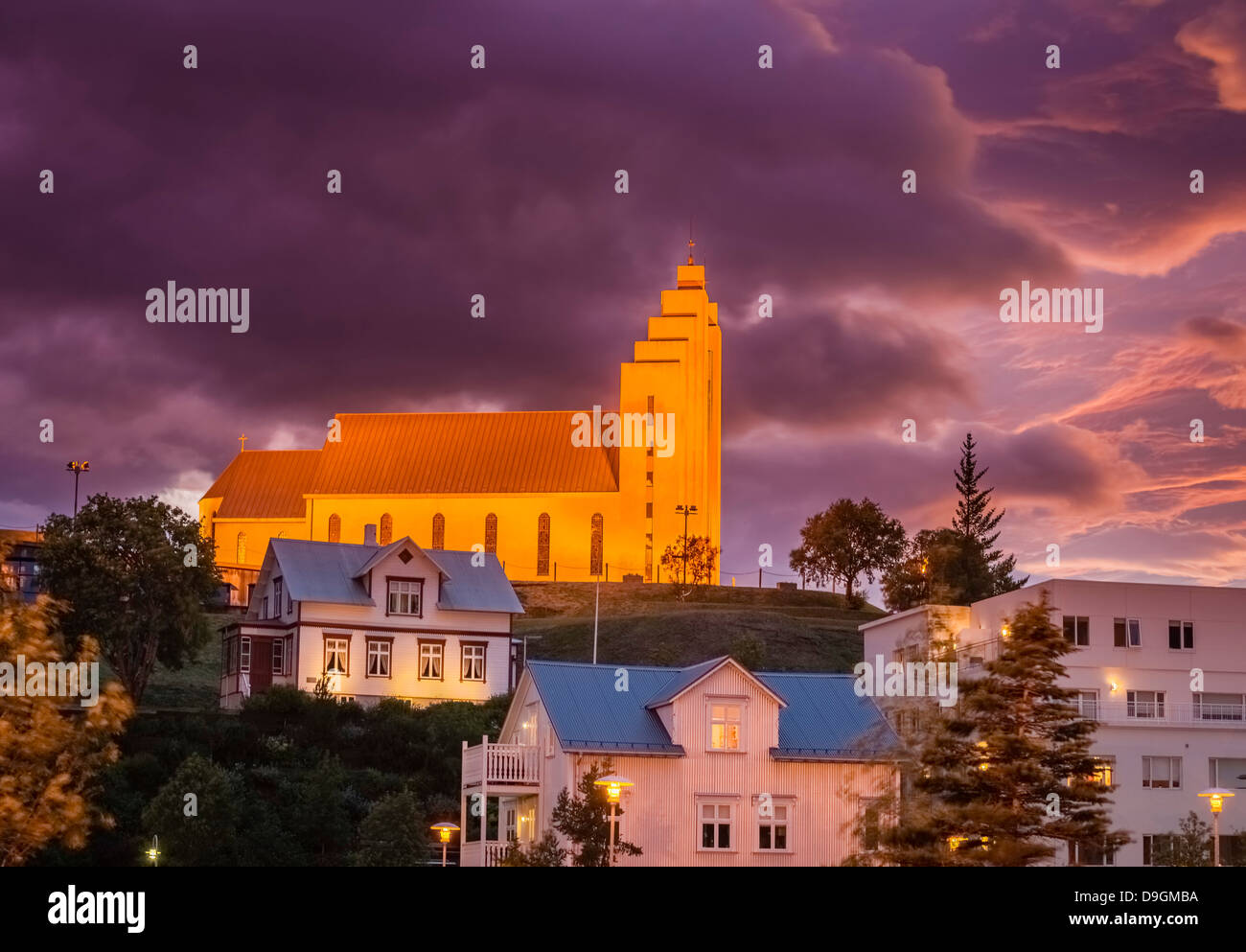 Tramonto sulla chiesa di Akureyri, Akureyri, Islanda Foto Stock