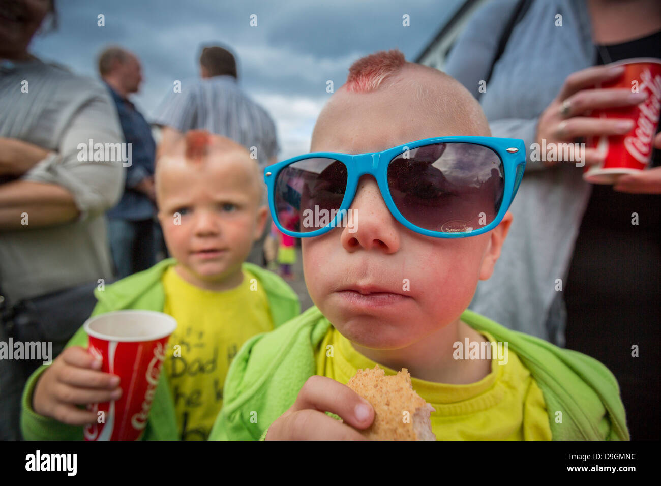 I ragazzi godendo di un dehor estivo festival, Dalvik, Islanda Foto Stock