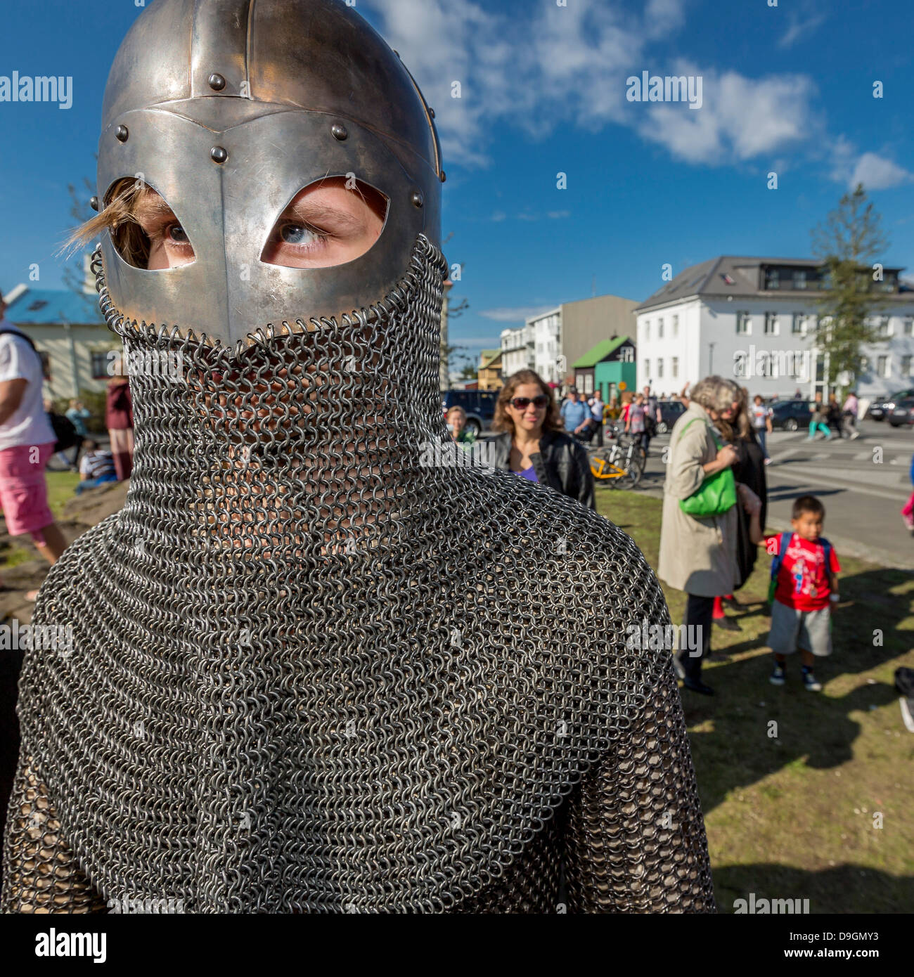 Indossare armor durante un festival estivo a Reykjavik, Islanda Foto Stock