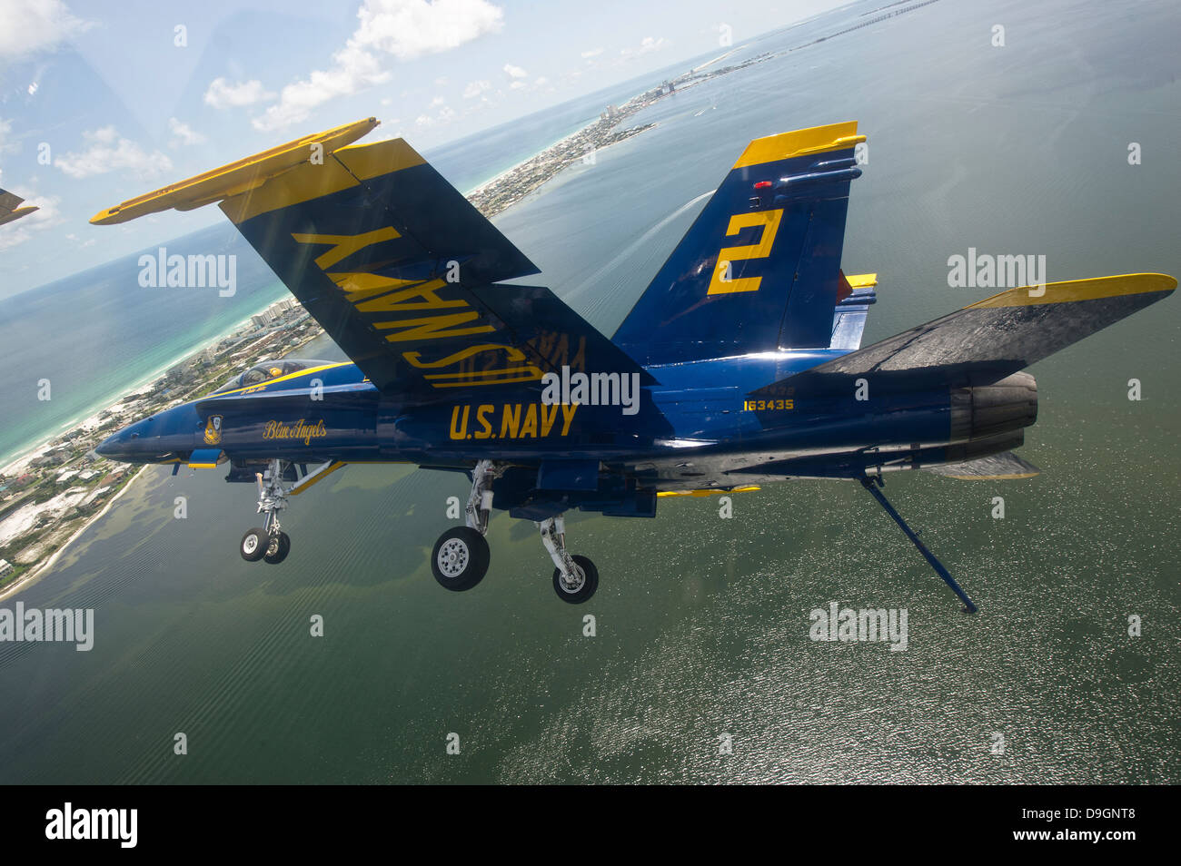Un'F/A-18 Hornet di blu e di angeli in volo sopra la spiaggia di Pensacola, Florida. Foto Stock