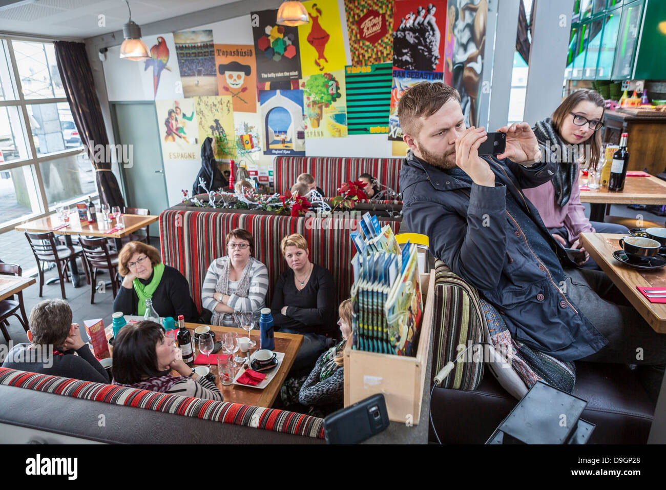 La gente in una caffetteria locale a Reykjavik, Islanda Foto Stock