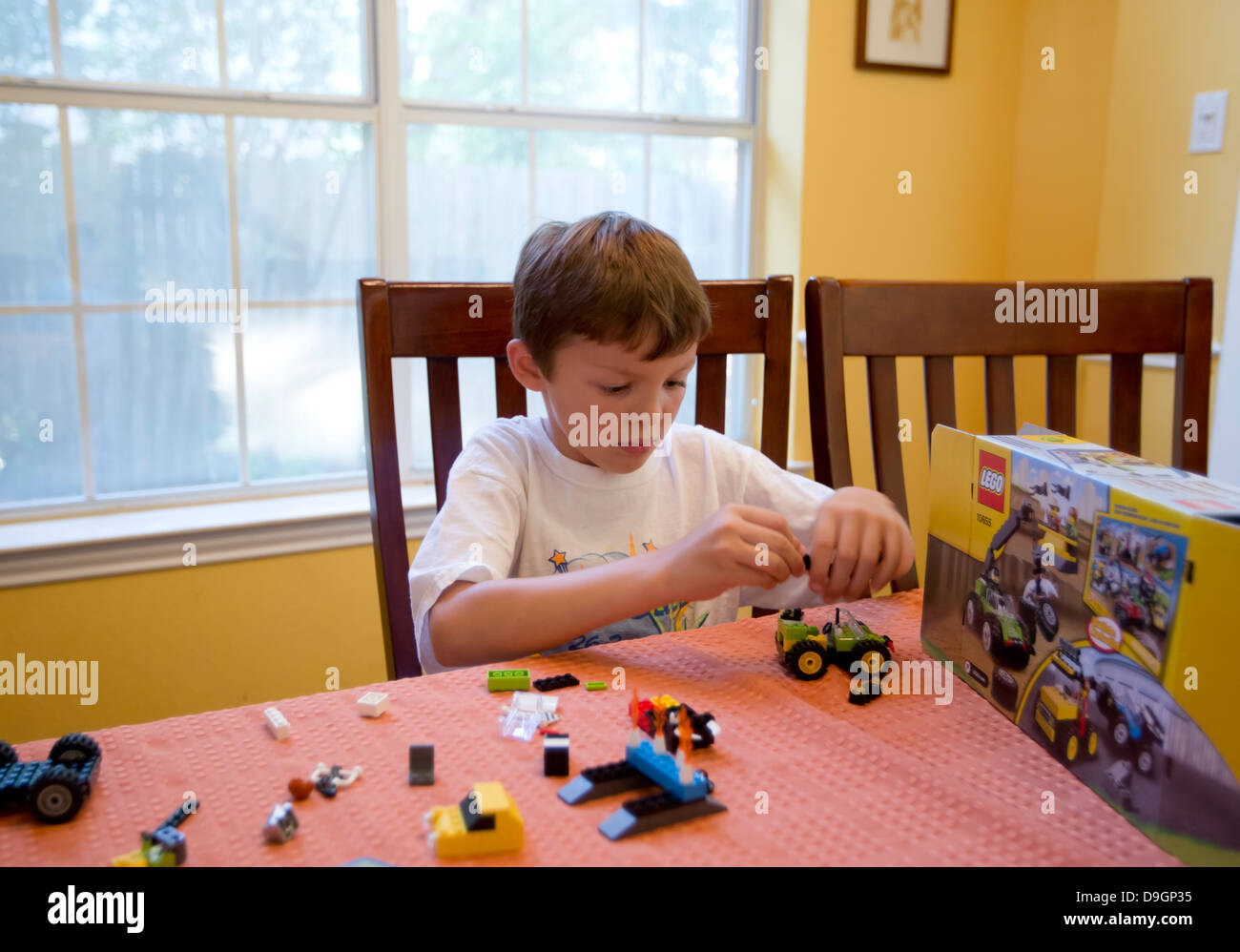 Austin Texas USA, 2013: Un ragazzo messicano-americano di 7 anni si occupa di come mettere insieme i blocchi costitutivi di Legos. ©Marjorie Kamys Cotera/Daemmrich Photos Foto Stock