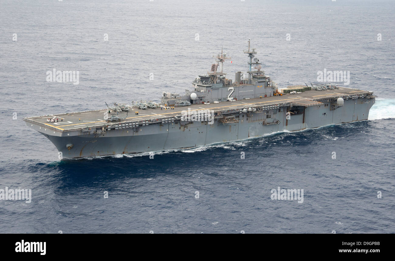 Oceano Pacifico, 23 Giugno 2012 - L'assalto anfibio nave USS Essex transiti attraverso l'Oceano Pacifico. Foto Stock