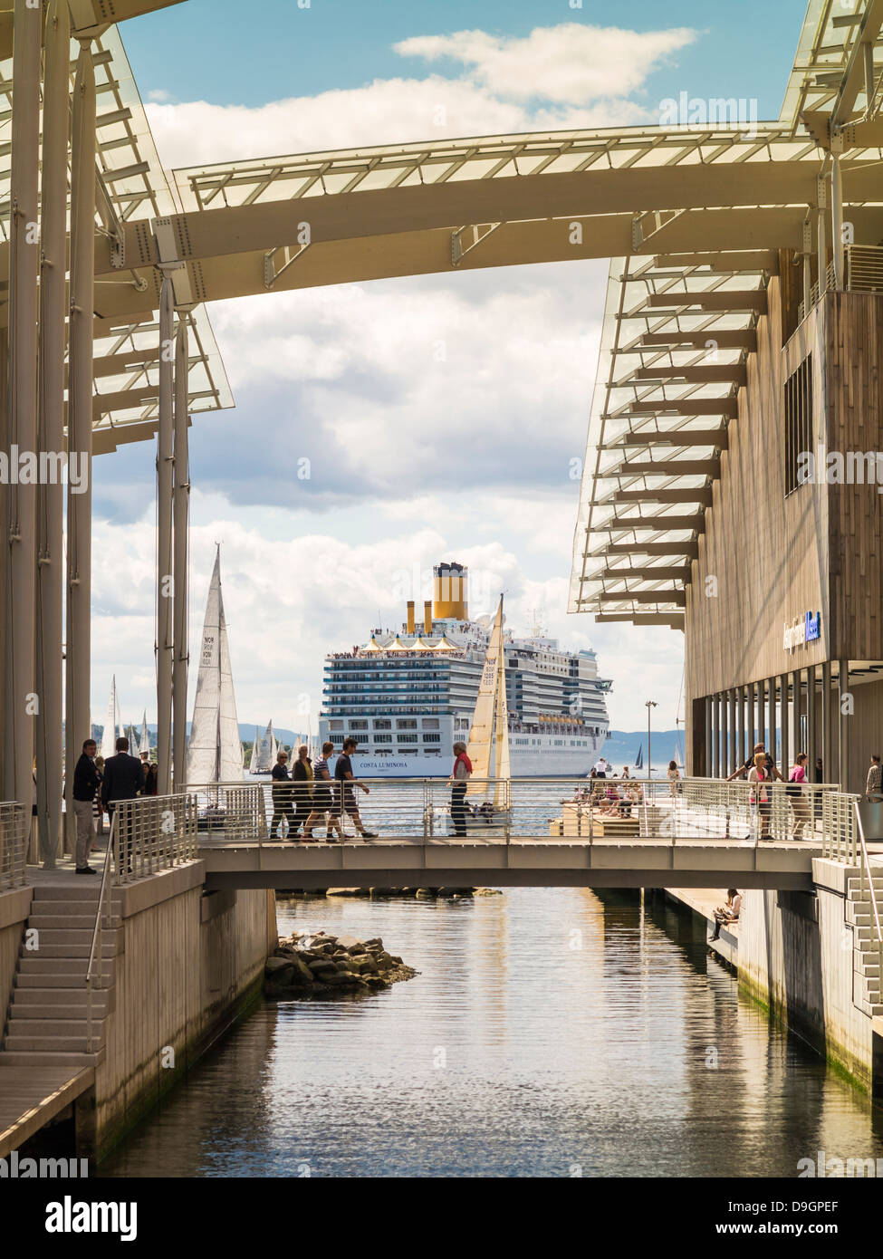 Porto di Oslo e la nave di crociera con Astrup Fearnley Museet Museo di Arte Moderna (R), Norvegia, Europa Foto Stock