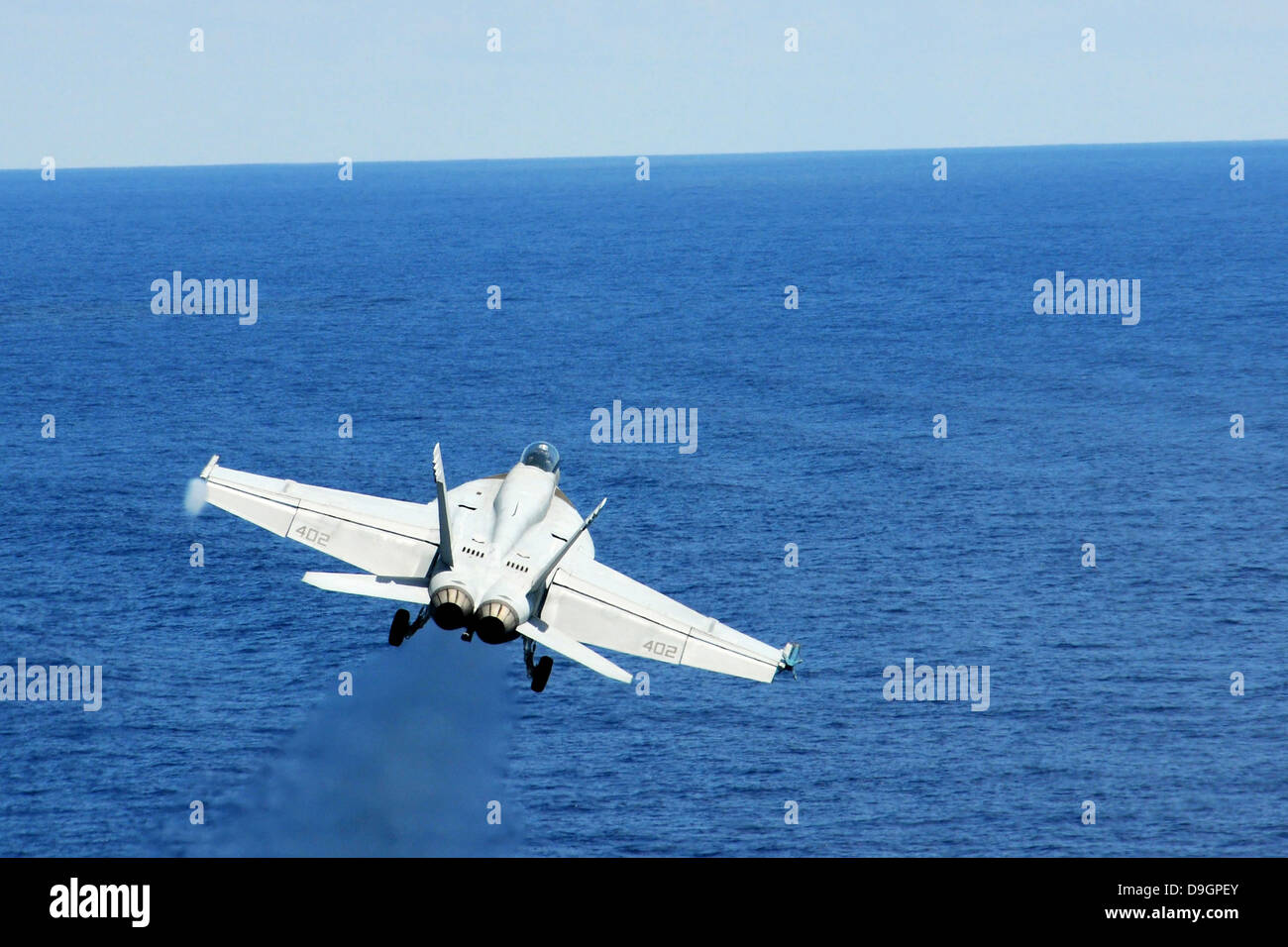 Sul mare del sud della Cina, 9 luglio 2012 - Un'F/A-18E Hornet lancia dalla portaerei USS George Washington. Foto Stock