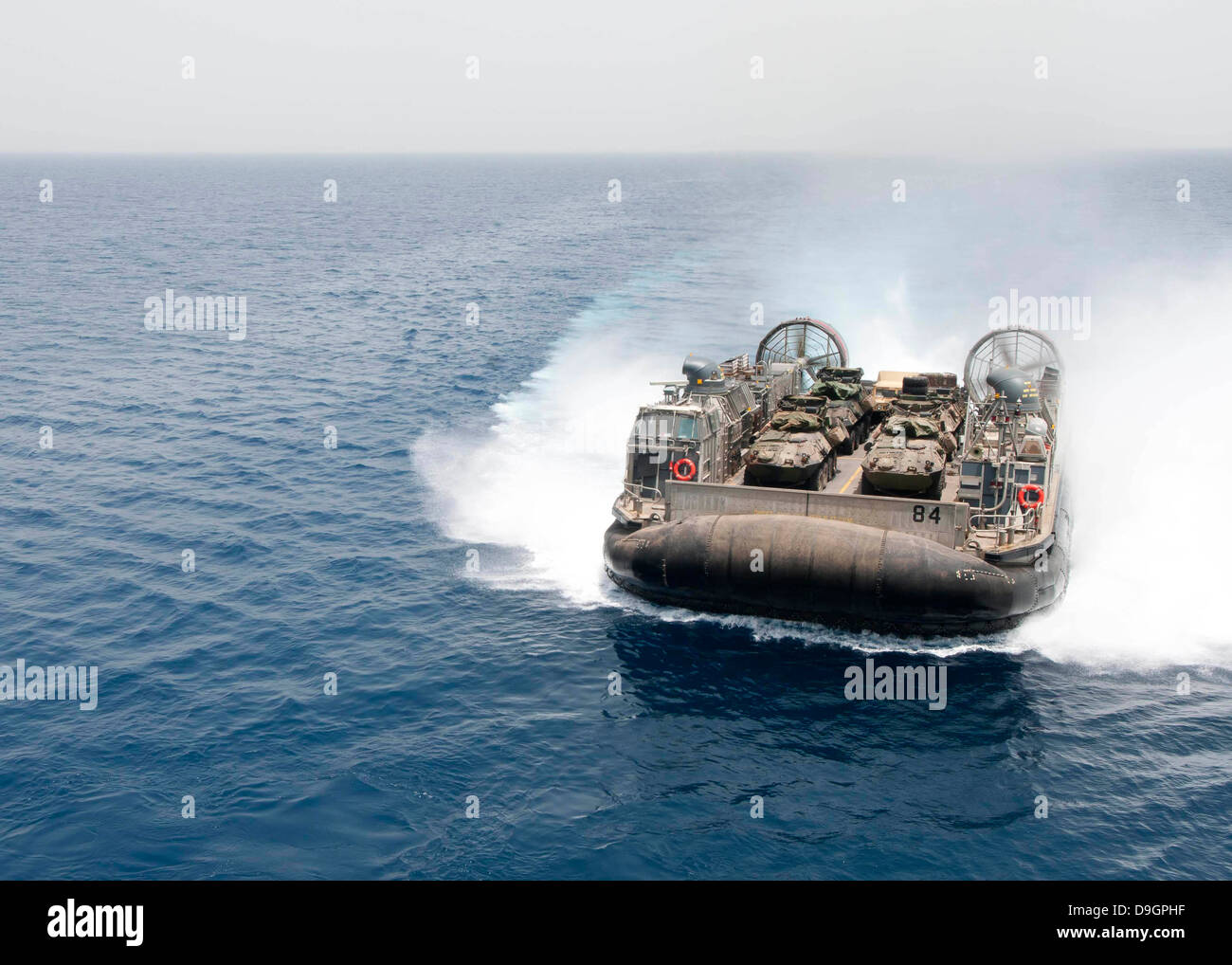 Golfo di Aden, 1 luglio 2012 - Una Landing Craft Air Cushion si avvicina al multipurpose Amphibious Assault nave USS Iwo Jima. Foto Stock