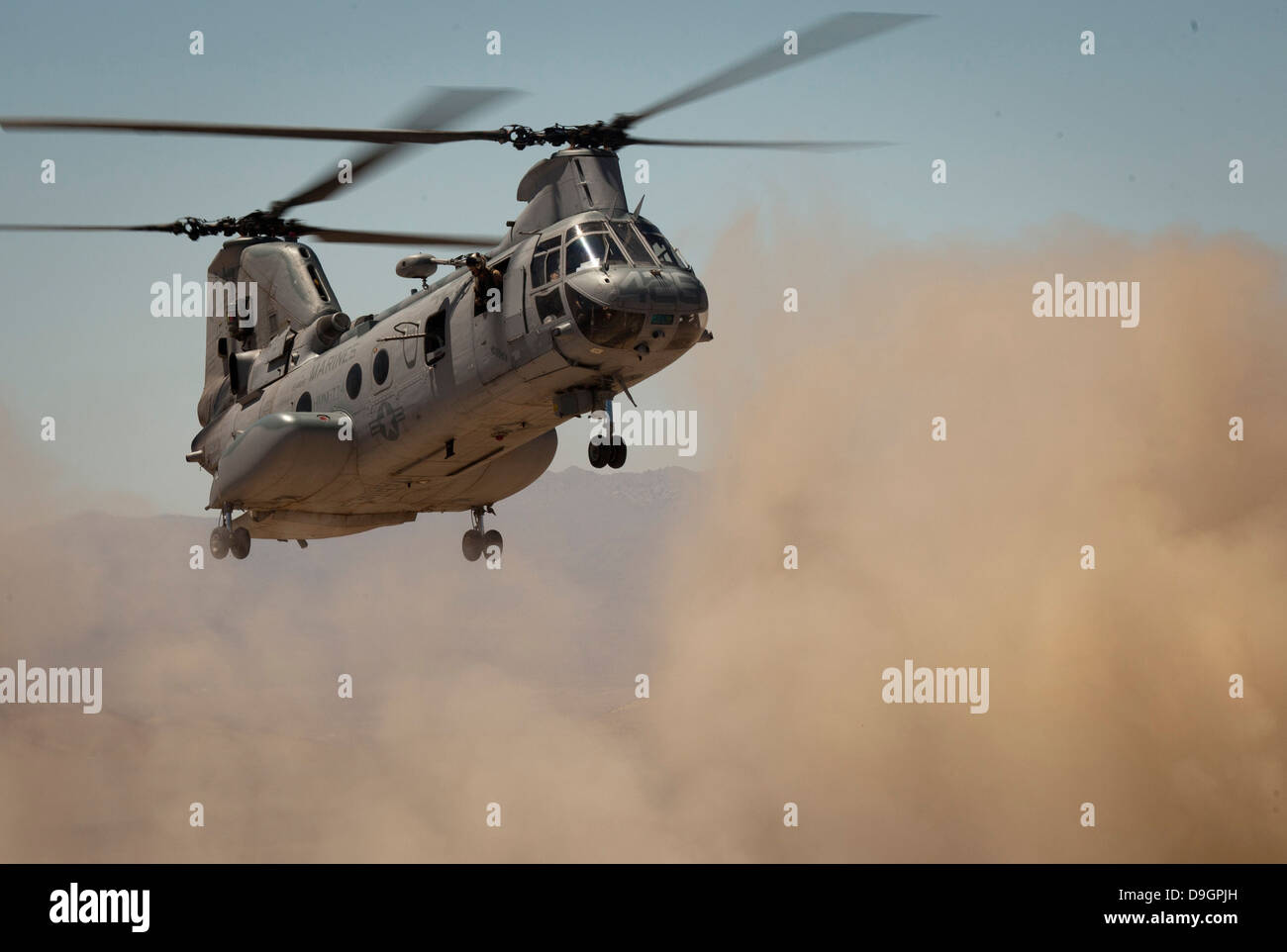 Un U.S. Marine Corps CH-46E Sea Knight elicottero inizia a terra. Foto Stock