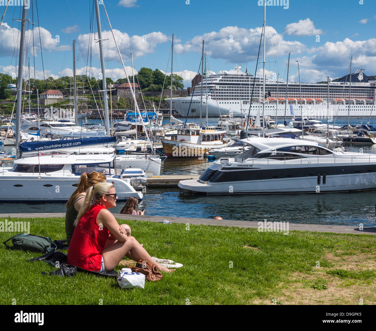 Il porto di Oslo, Norvegia, con la gente a guardare le barche e le barche nel porto turistico di Oslo, Norvegia in estate Foto Stock