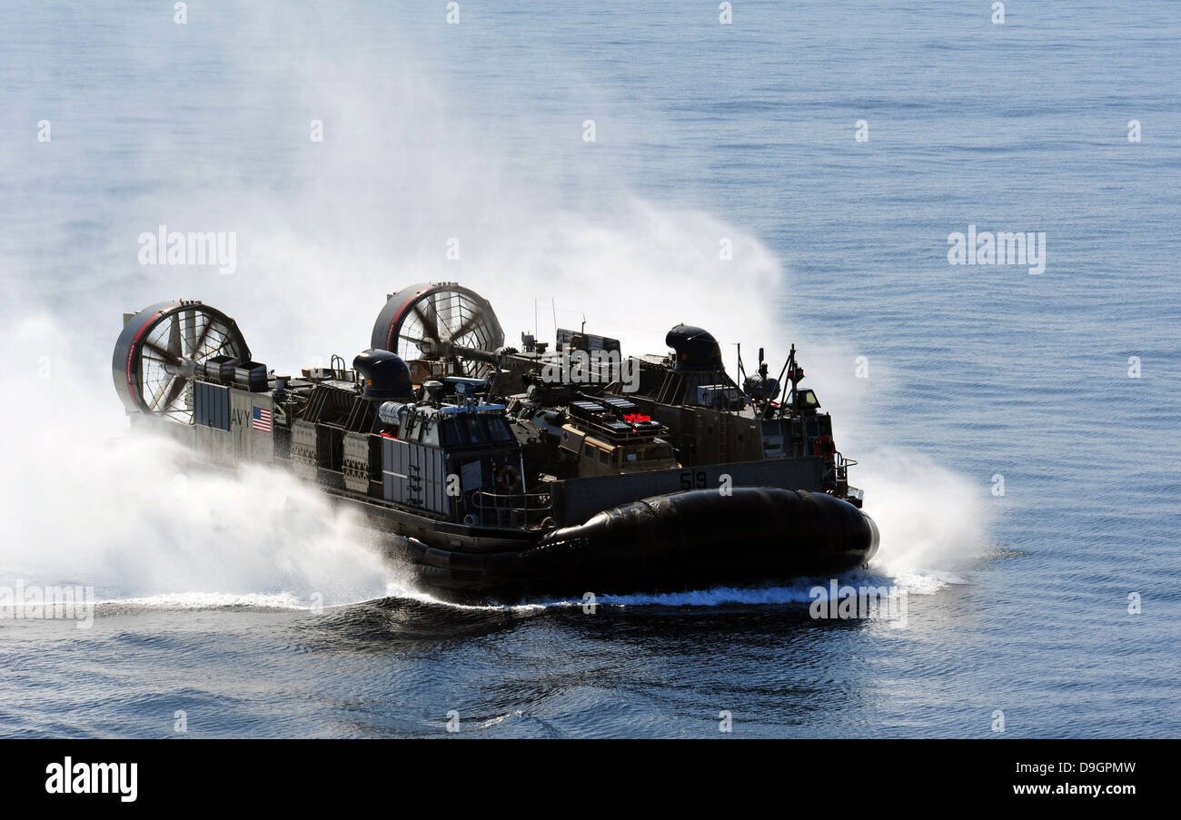 Una Landing Craft Air Cushion transiti attraverso l'Oceano Pacifico. Foto Stock