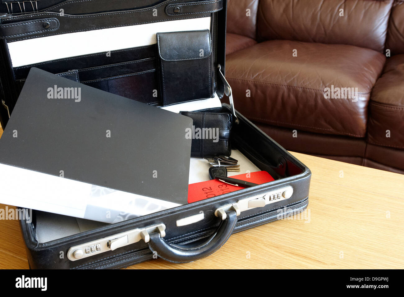 Valigetta, diario e la cartella con le chiavi e il portafoglio pronto per una riunione di affari Foto Stock