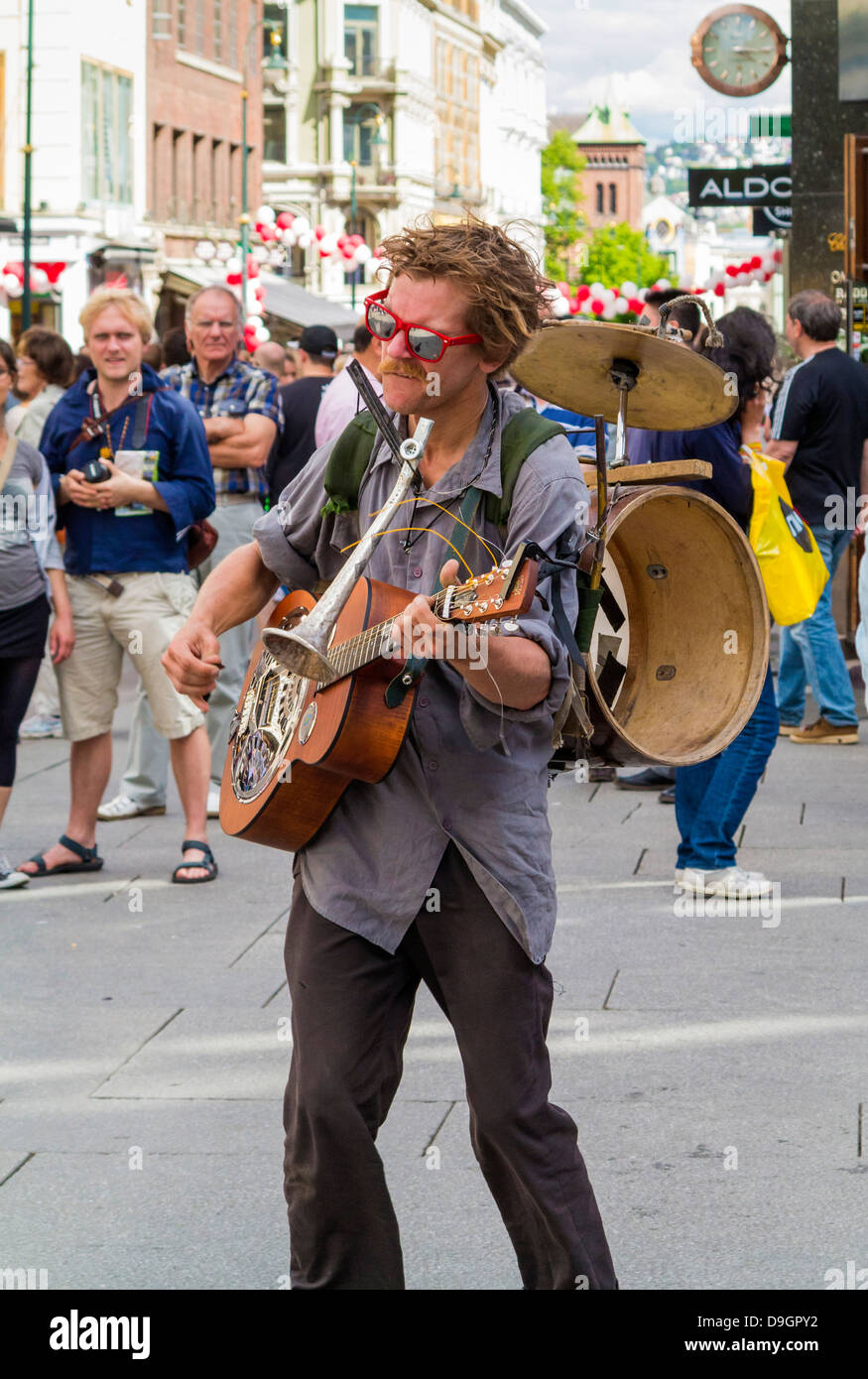 Busker street performer giocando nel centro della città di Oslo, Norvegia, Europa Foto Stock