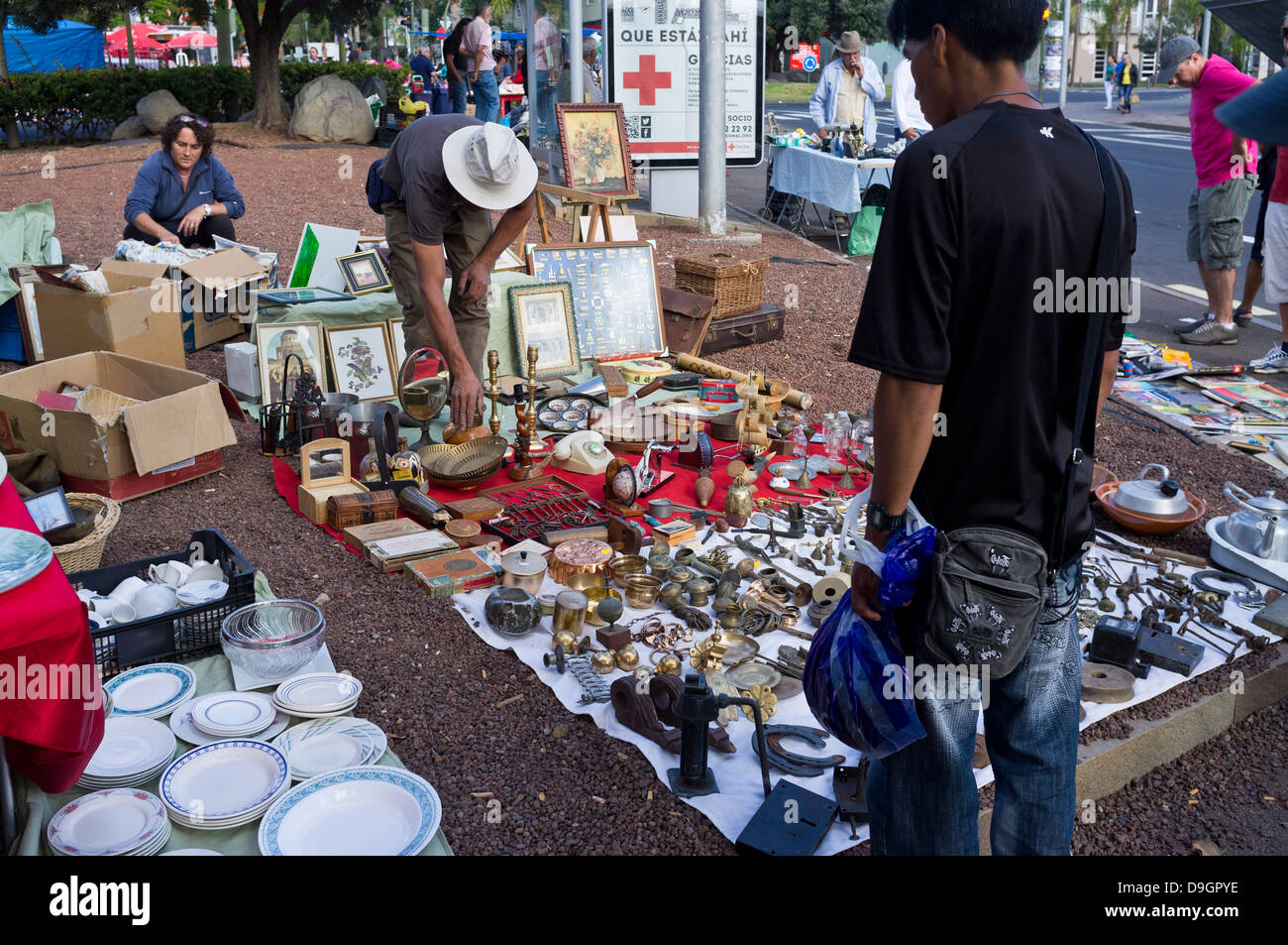 Il mercato delle pulci di domenica mattina vicino al mercato africano a Santa Cruz de Tenerife, Tenerife, Isole Canarie, Spagna, Foto Stock