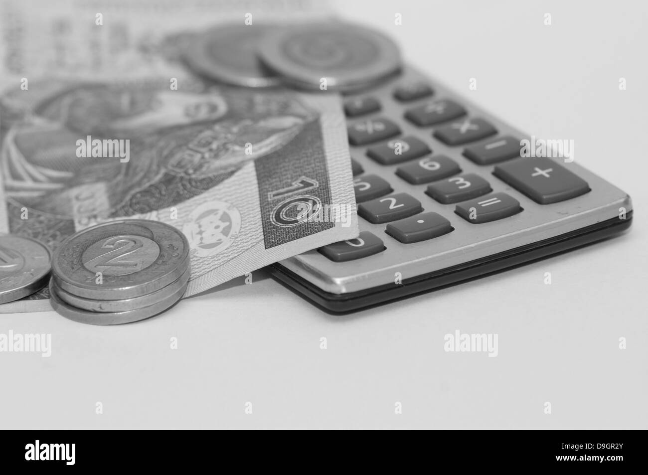 Calcolatrice e valuta polacca su sfondo whie Foto Stock