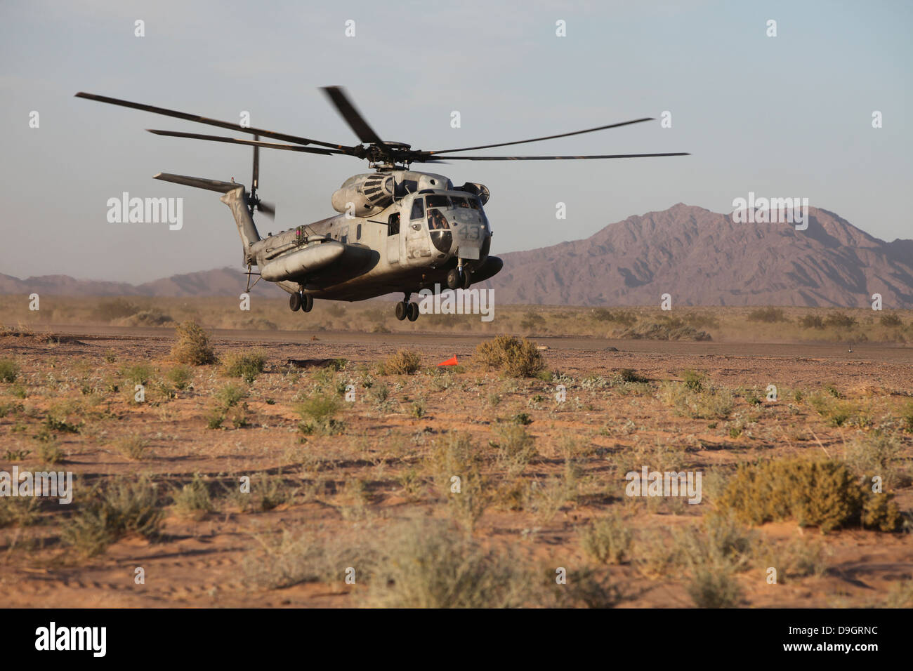 Un U.S. Marine Corps CH-53 Sea Stallion elicottero atterra a ritirare i Marines. Foto Stock
