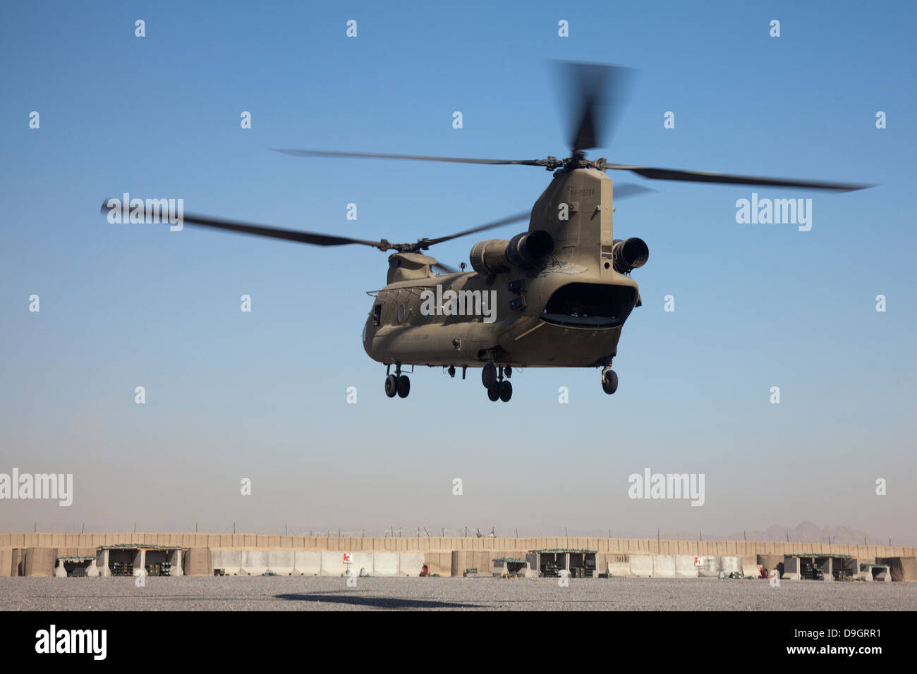 Un CH-47 elicottero Chinook preparare alla terra. Foto Stock