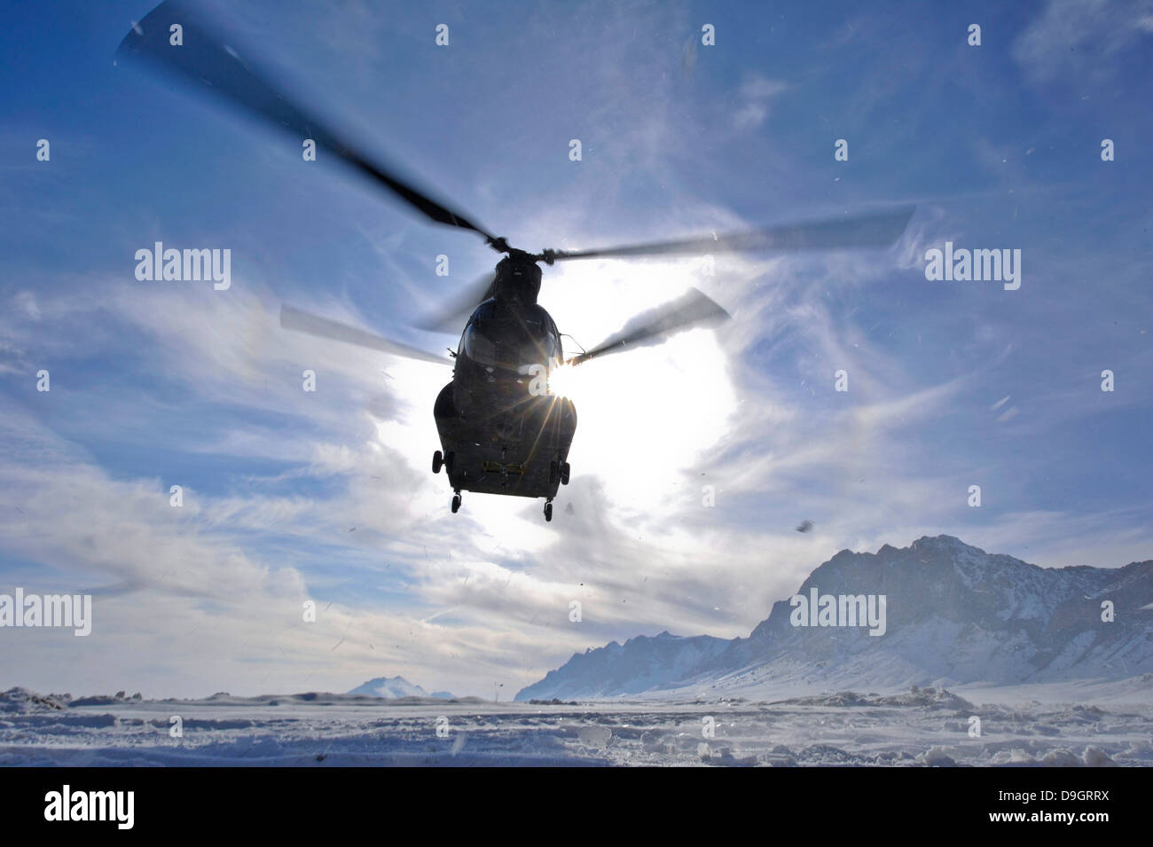 Un CH-47 elicottero Chinook decolla da una remota zona di atterraggio. Foto Stock