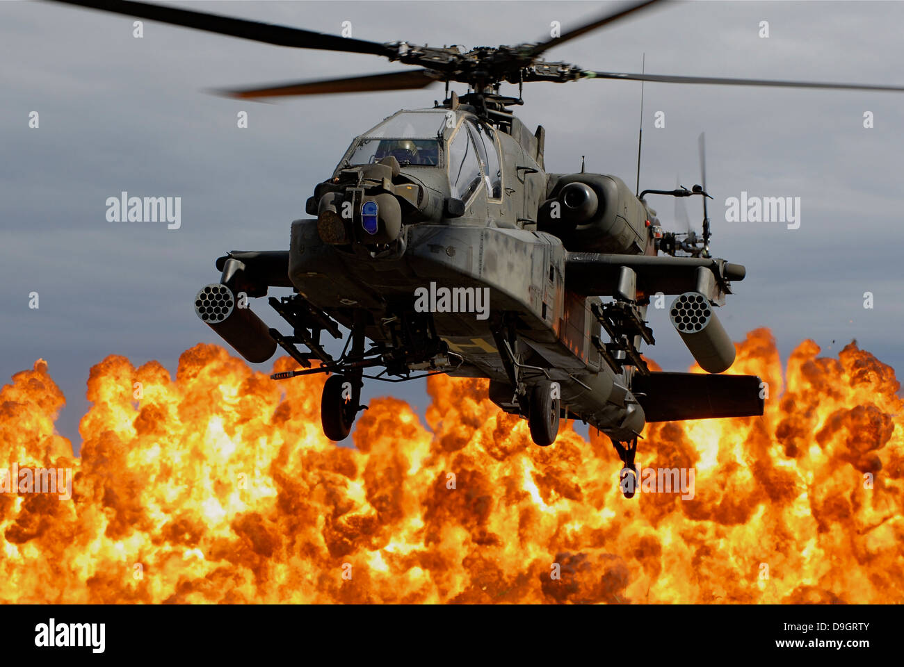 Un AH-64D Longbow Apache durante un combinato di dimostrazione di armi. Foto Stock