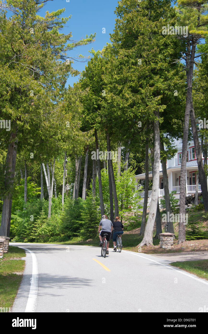 Michigan, Mackinac. Mackinac Island State Park. Alla scoperta dell'isola lungo il Lago Shore Road in bicicletta. Foto Stock