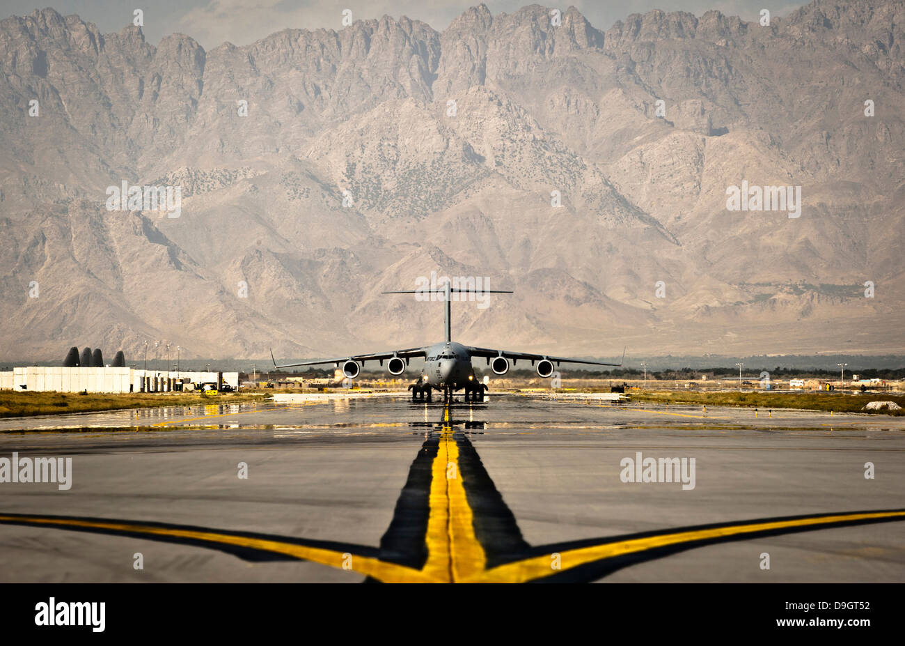 Settembre 25, 2012 - Una C-17 Globemaster III taxi al proprio posto di parcheggio a Bagram Airfield, Afghanistan. Foto Stock